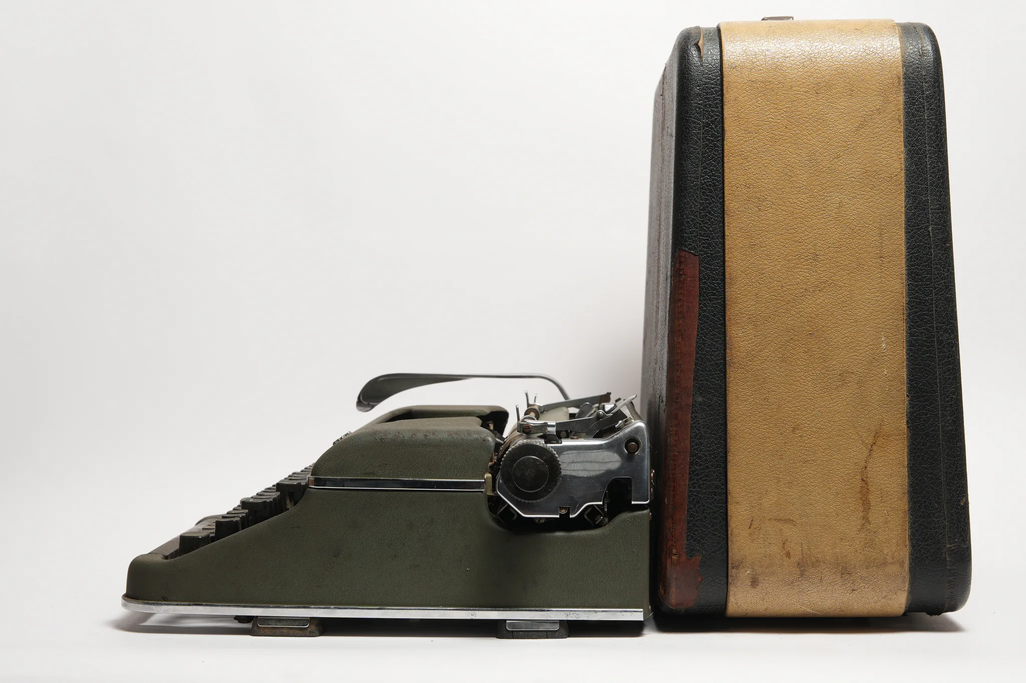 Olympia SM3 Portable Typewriter (Green) — photograph