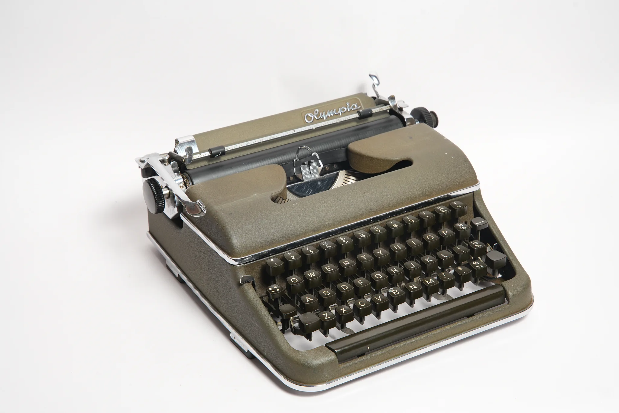 Olympia SM3 Portable Typewriter in Original Case — photograph