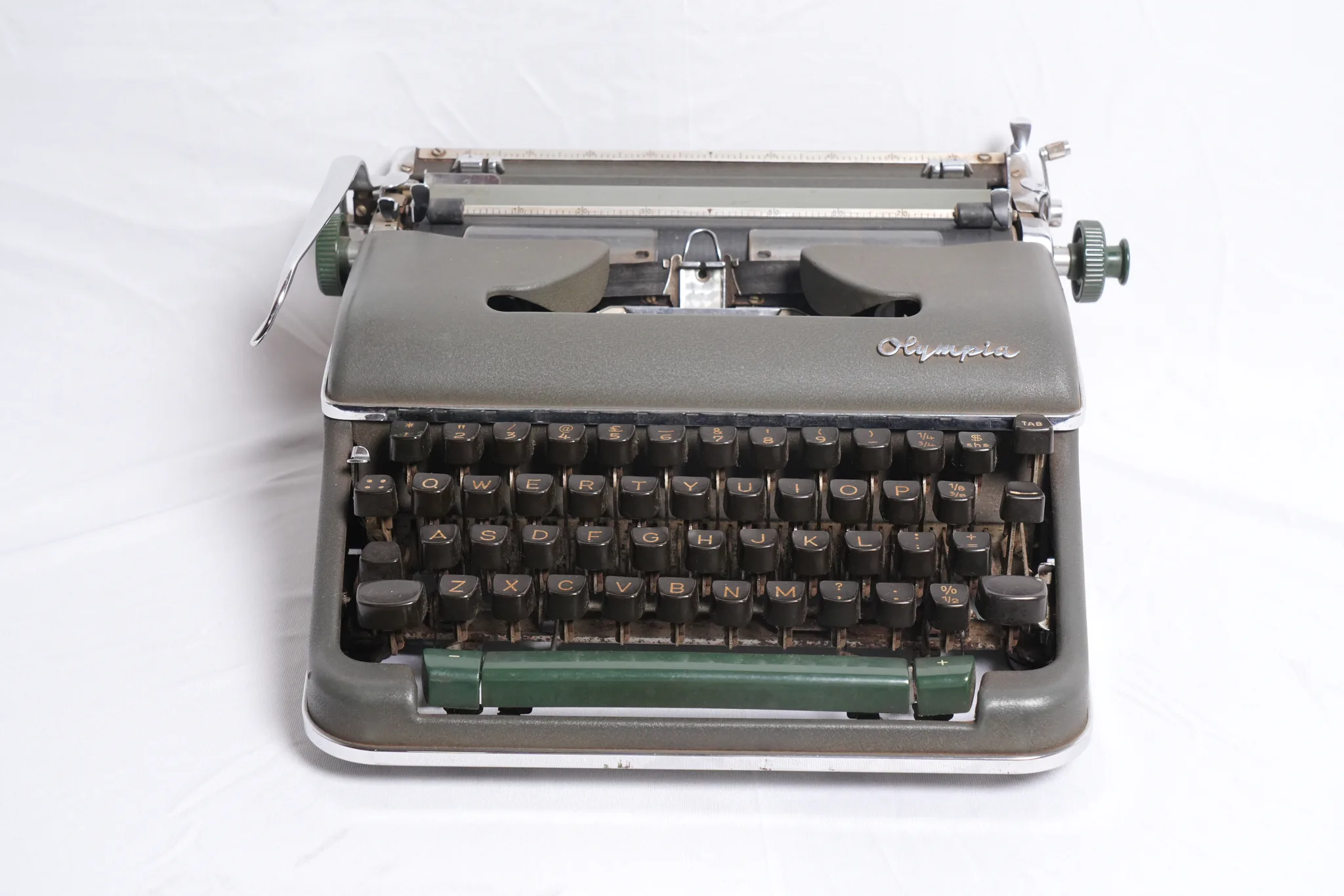 Olympia SM4 De Luxe Portable Typewriter — photograph 1