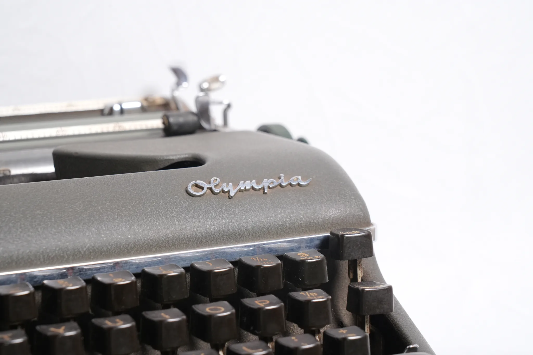Olympia SM4 De Luxe Portable Typewriter — photograph 2