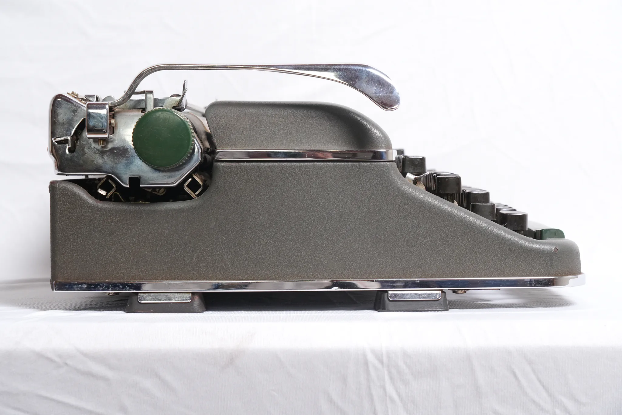 Olympia SM4 De Luxe Portable Typewriter — photograph 4