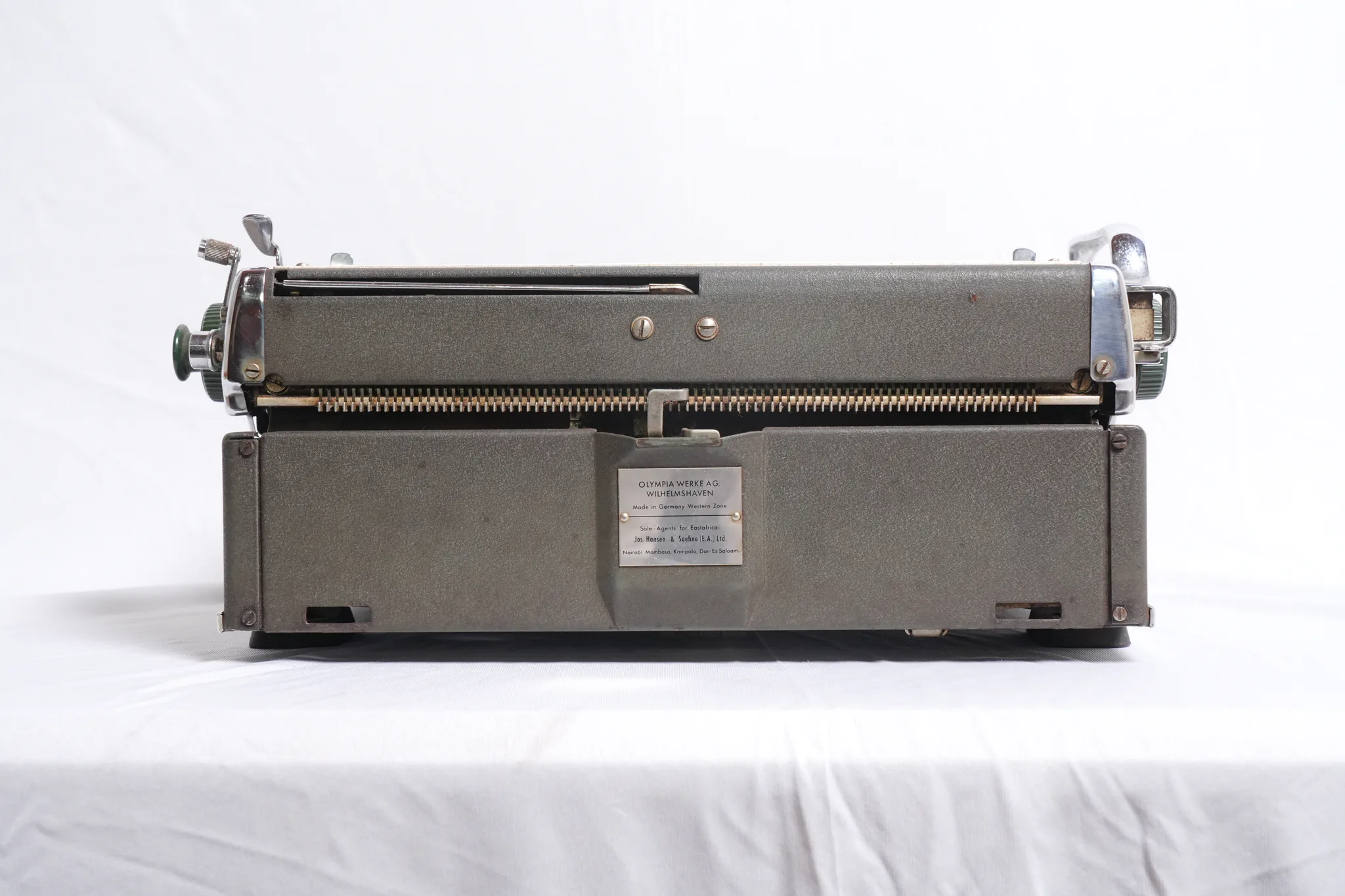 Olympia SM4 De Luxe Portable Typewriter — photograph 5