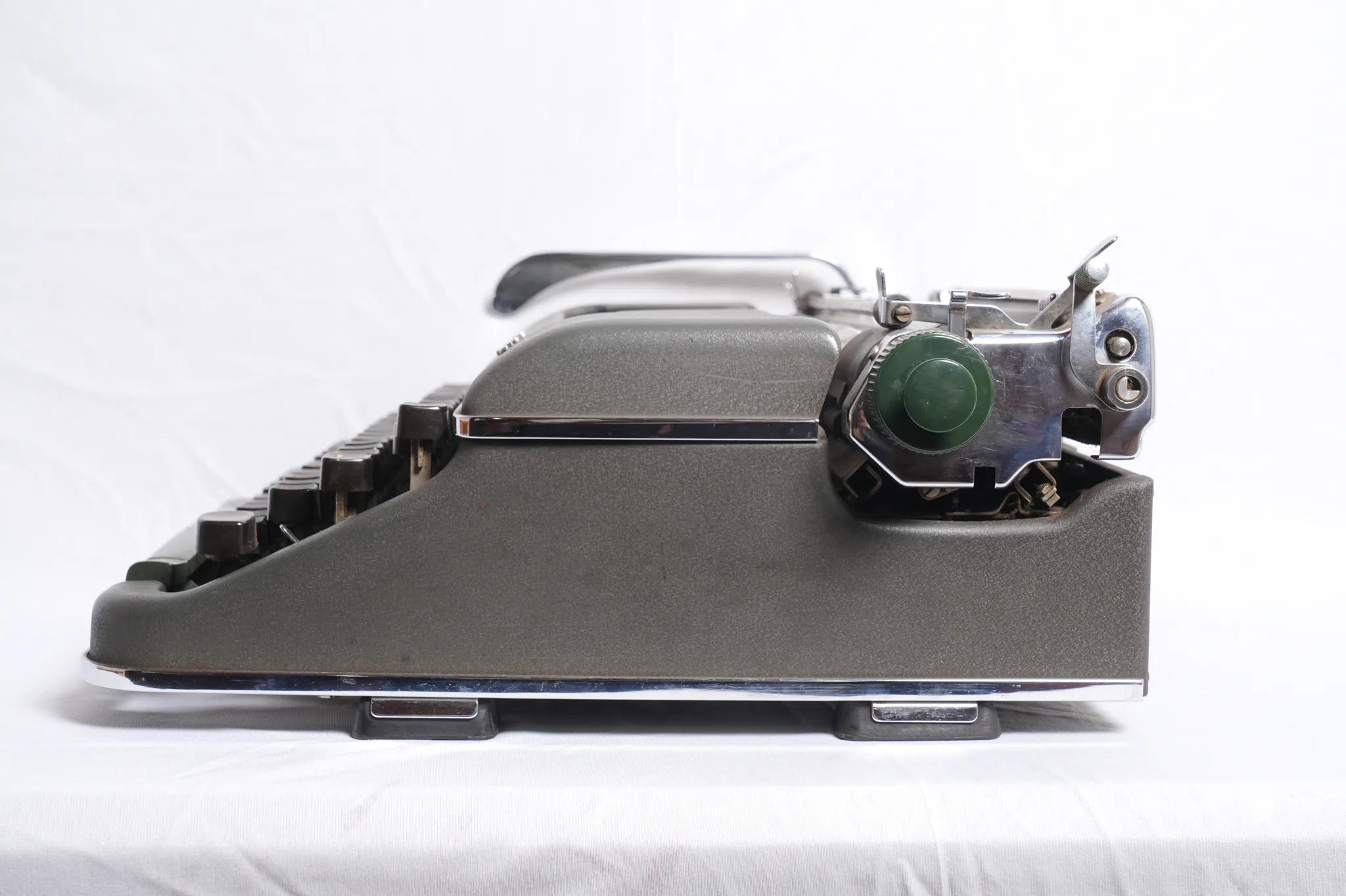 Olympia SM4 De Luxe Portable Typewriter — photograph 6