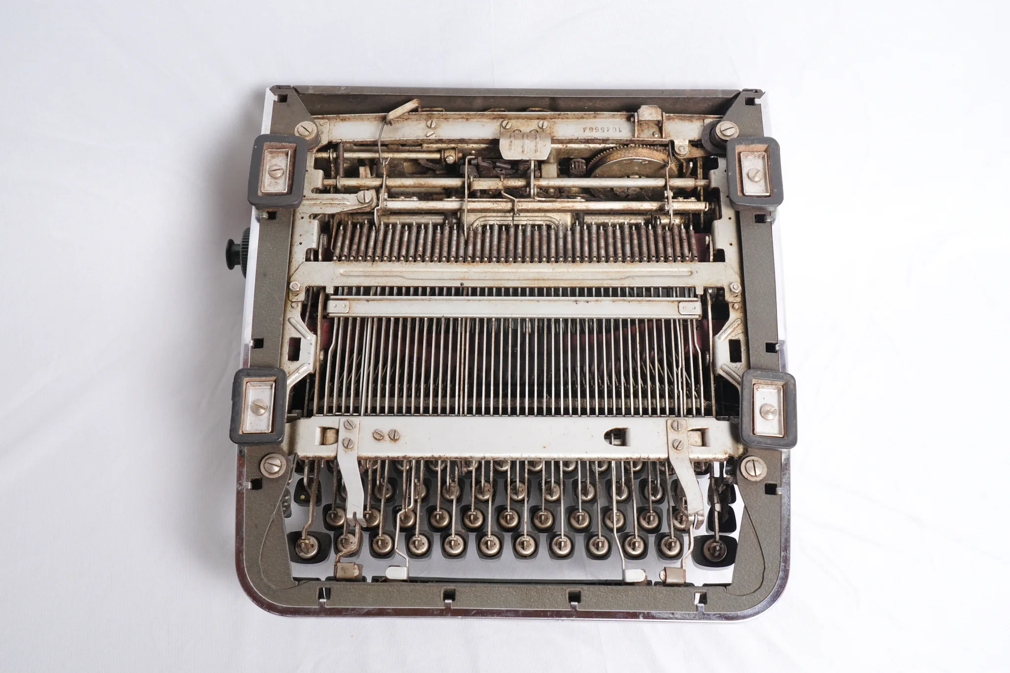Olympia SM4 De Luxe Portable Typewriter — photograph 7