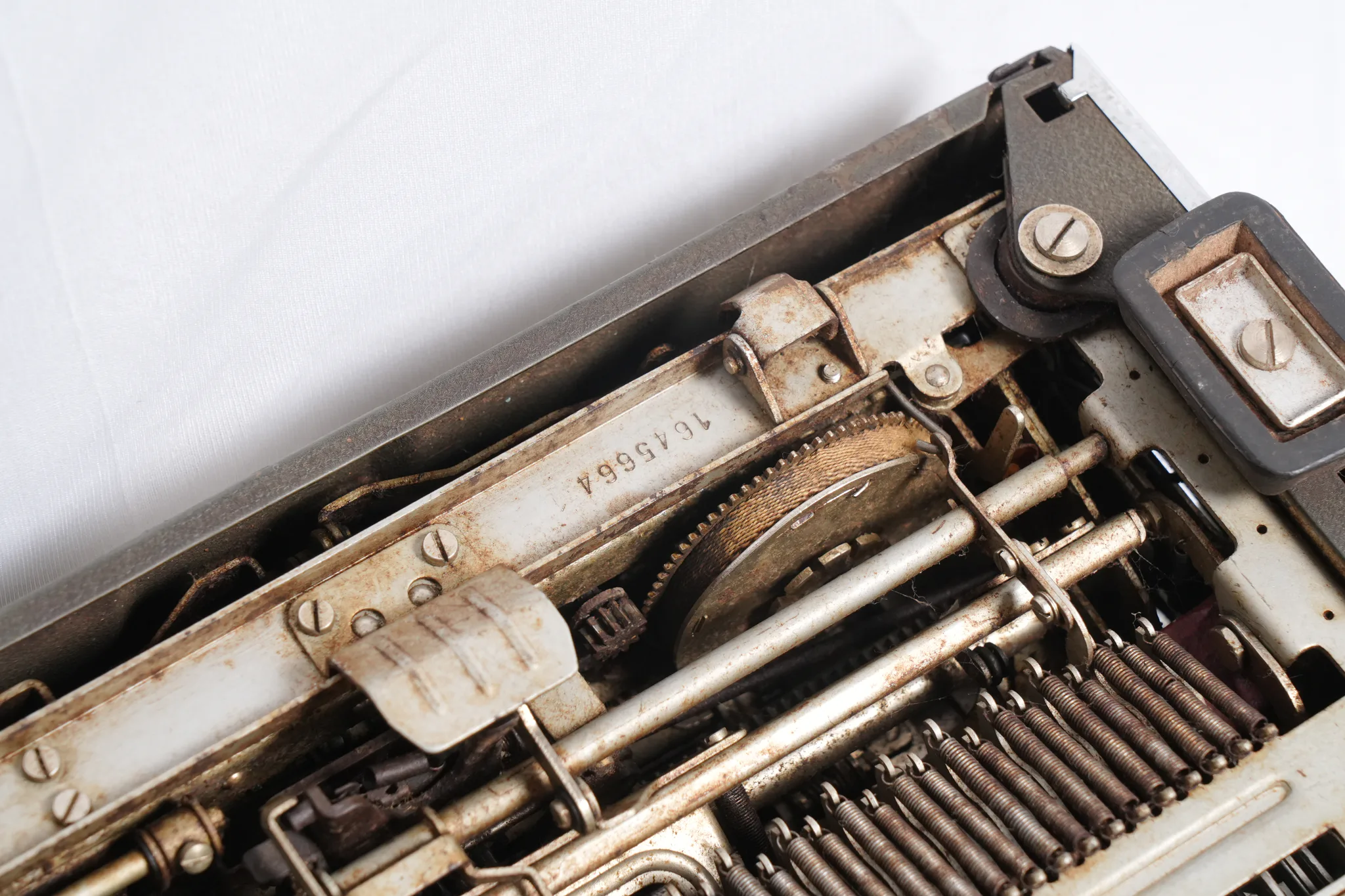 Olympia SM4 De Luxe Portable Typewriter — photograph 8
