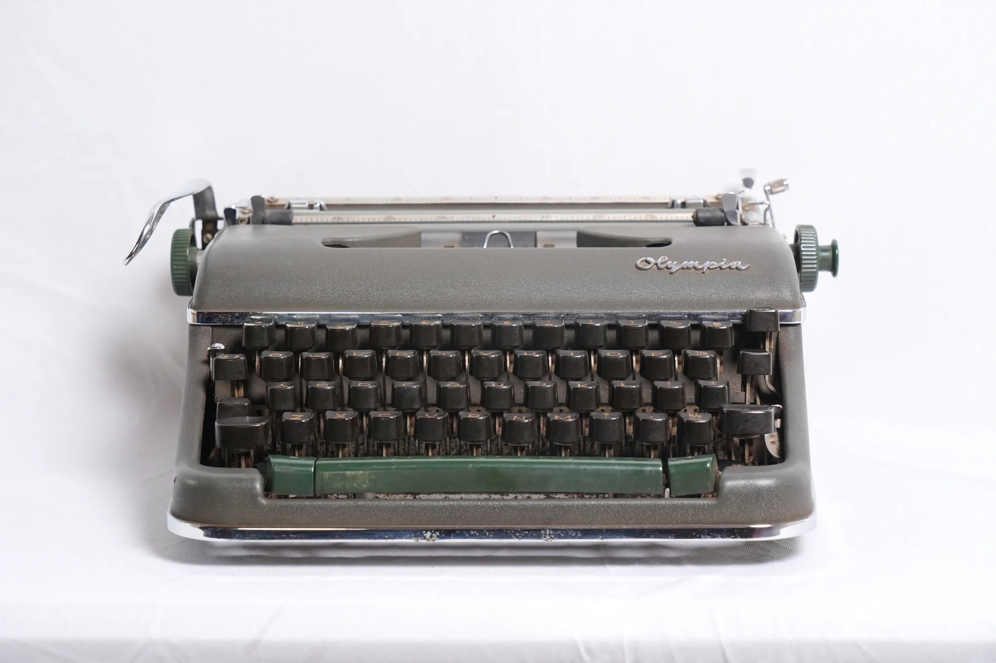 Olympia SM4 De Luxe Portable Typewriter — photograph 10