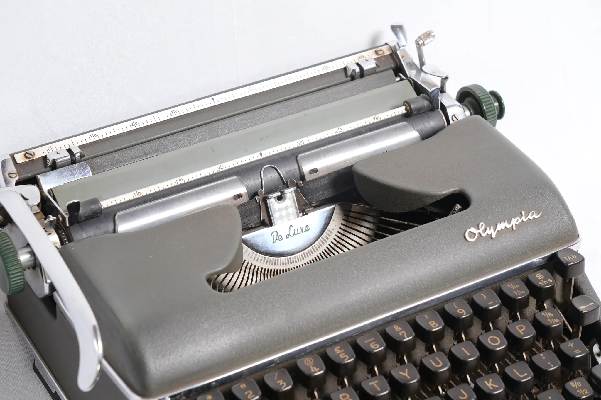 Olympia SM4 De Luxe Portable Typewriter — photograph 11