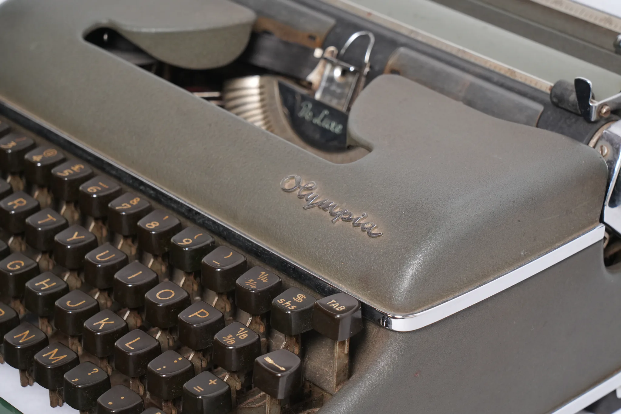 Olympia SM4 De Luxe Portable Typewriter — photograph 12