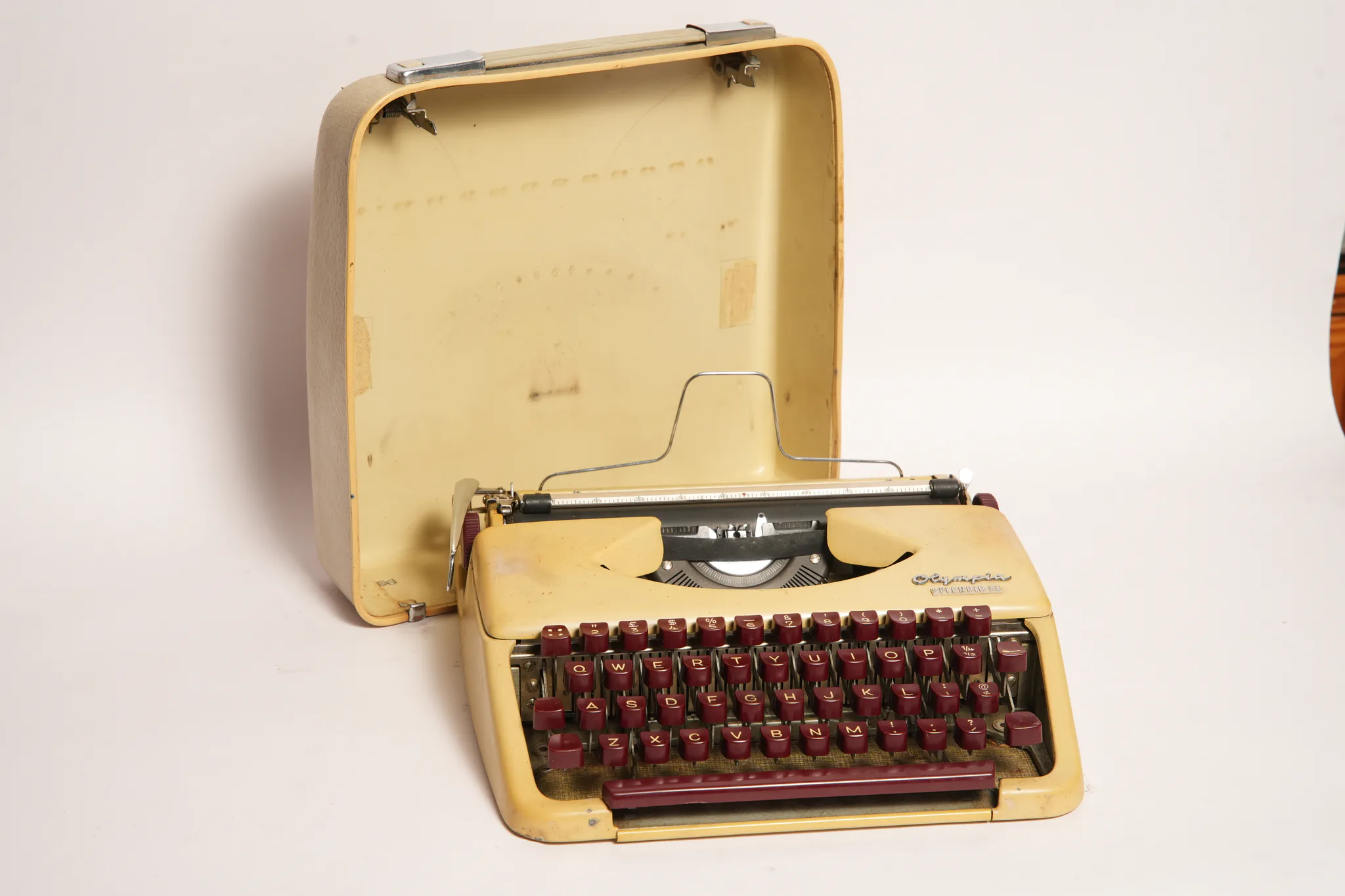 Olympia Splendid 33 Portable Burgundy-Key Typewriter — photograph