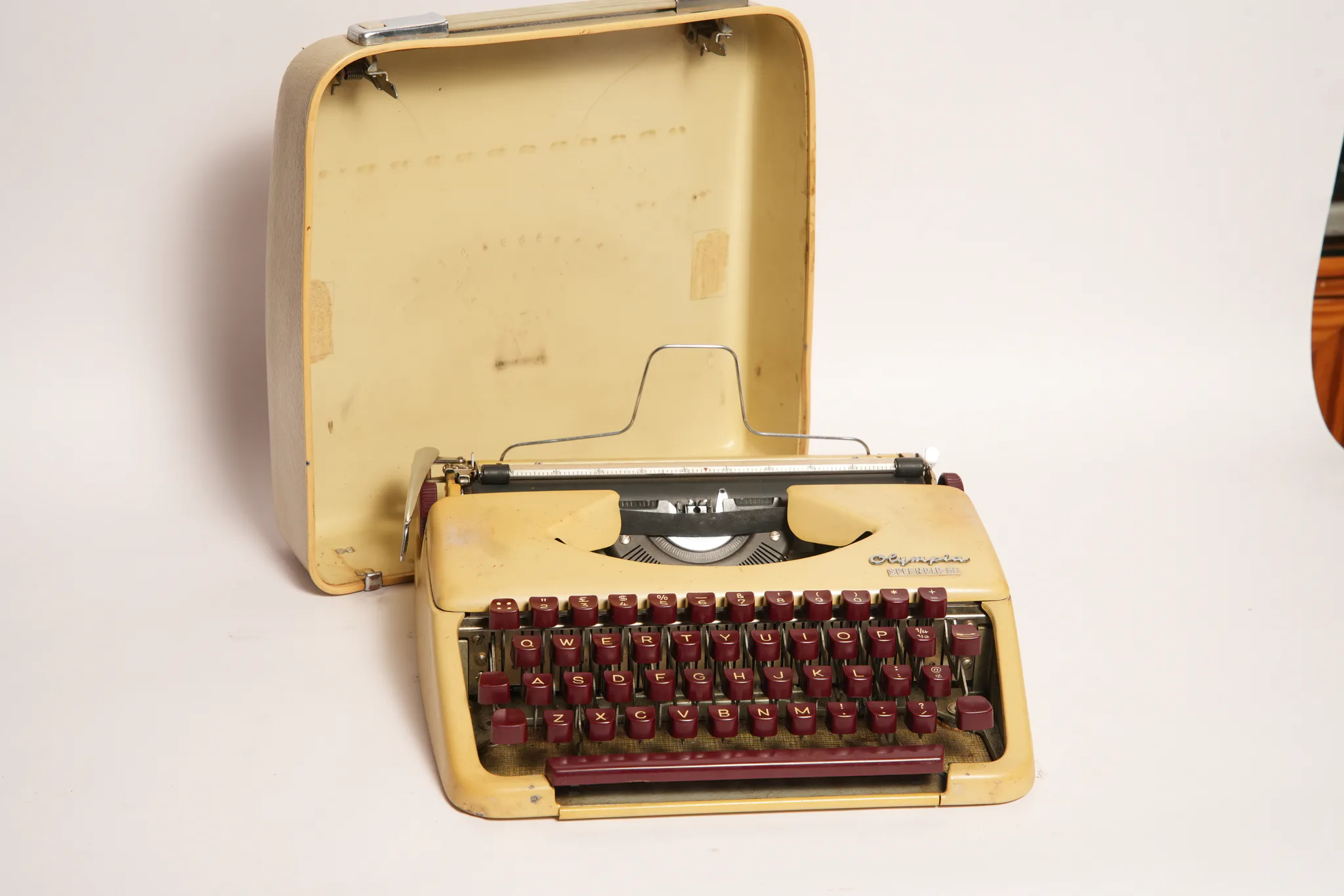 Olympia Splendid 33 Portable Burgundy-Key Typewriter — photograph
