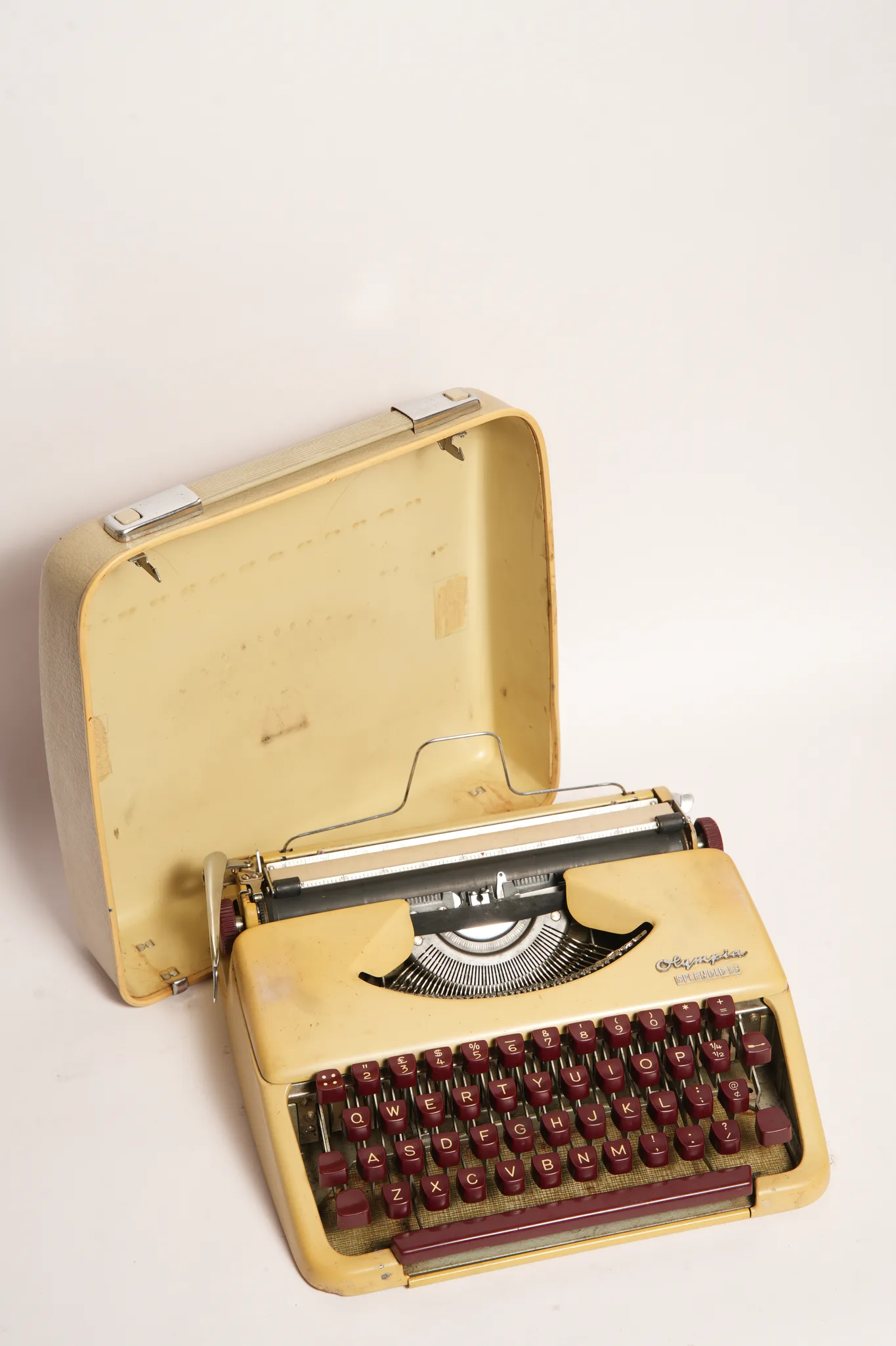 Olympia Splendid 33 Portable Burgundy-Key Typewriter — photograph