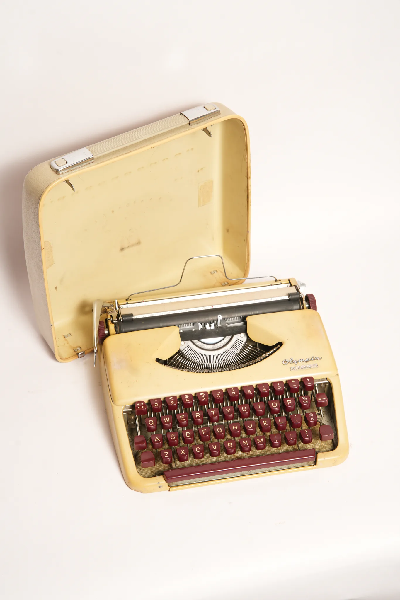 Olympia Splendid 33 Portable Burgundy-Key Typewriter — photograph