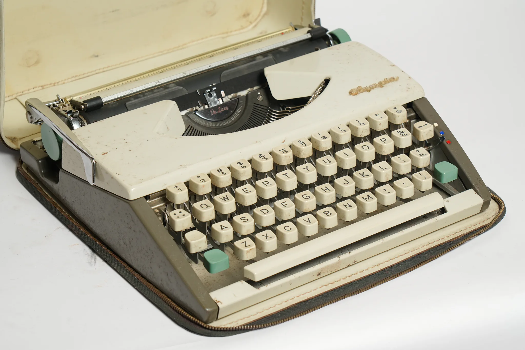 Olympia Splendid 66 De Luxe Portable Typewriter — photograph