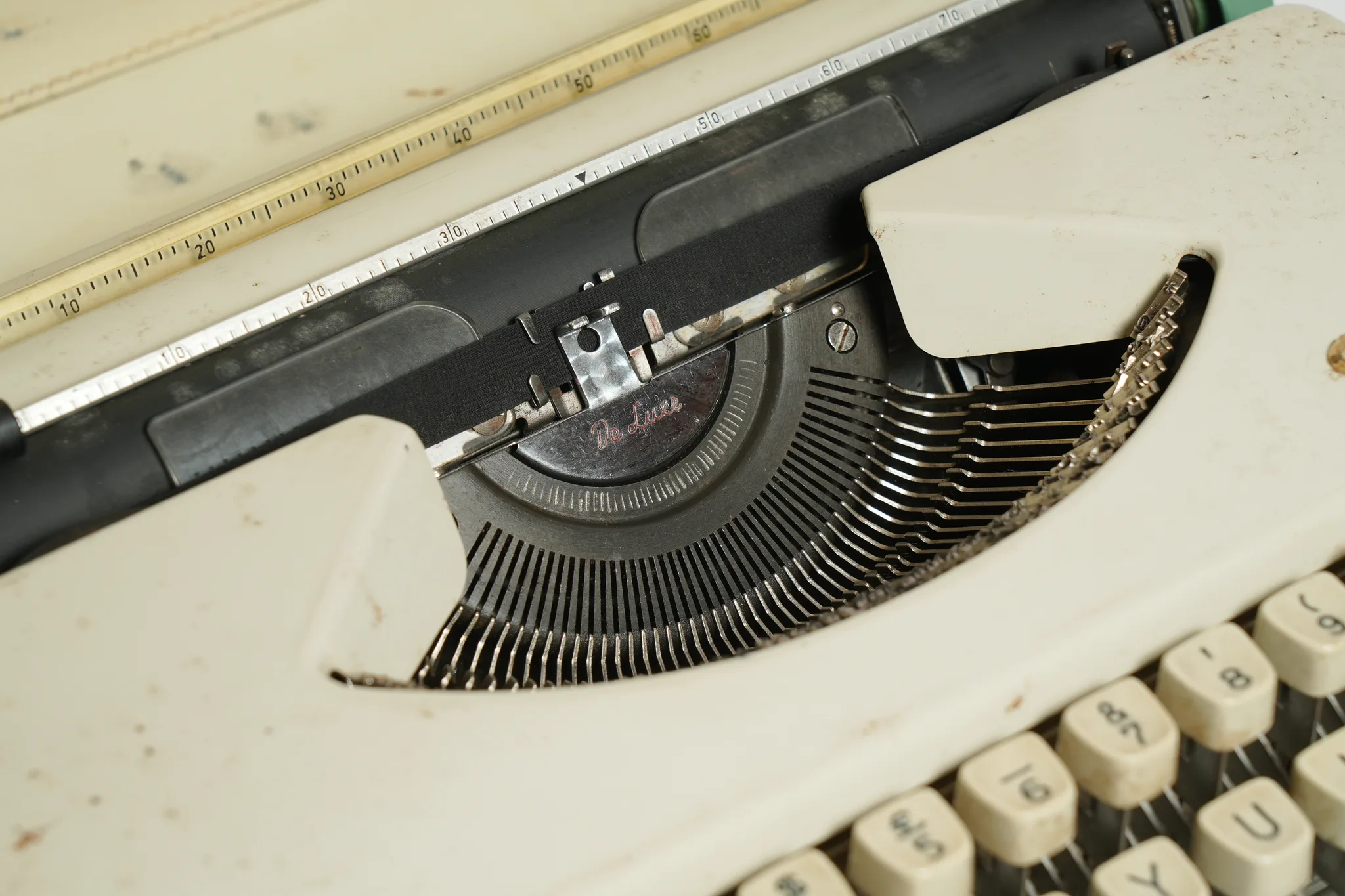 Olympia Splendid 66 De Luxe Portable Typewriter — photograph