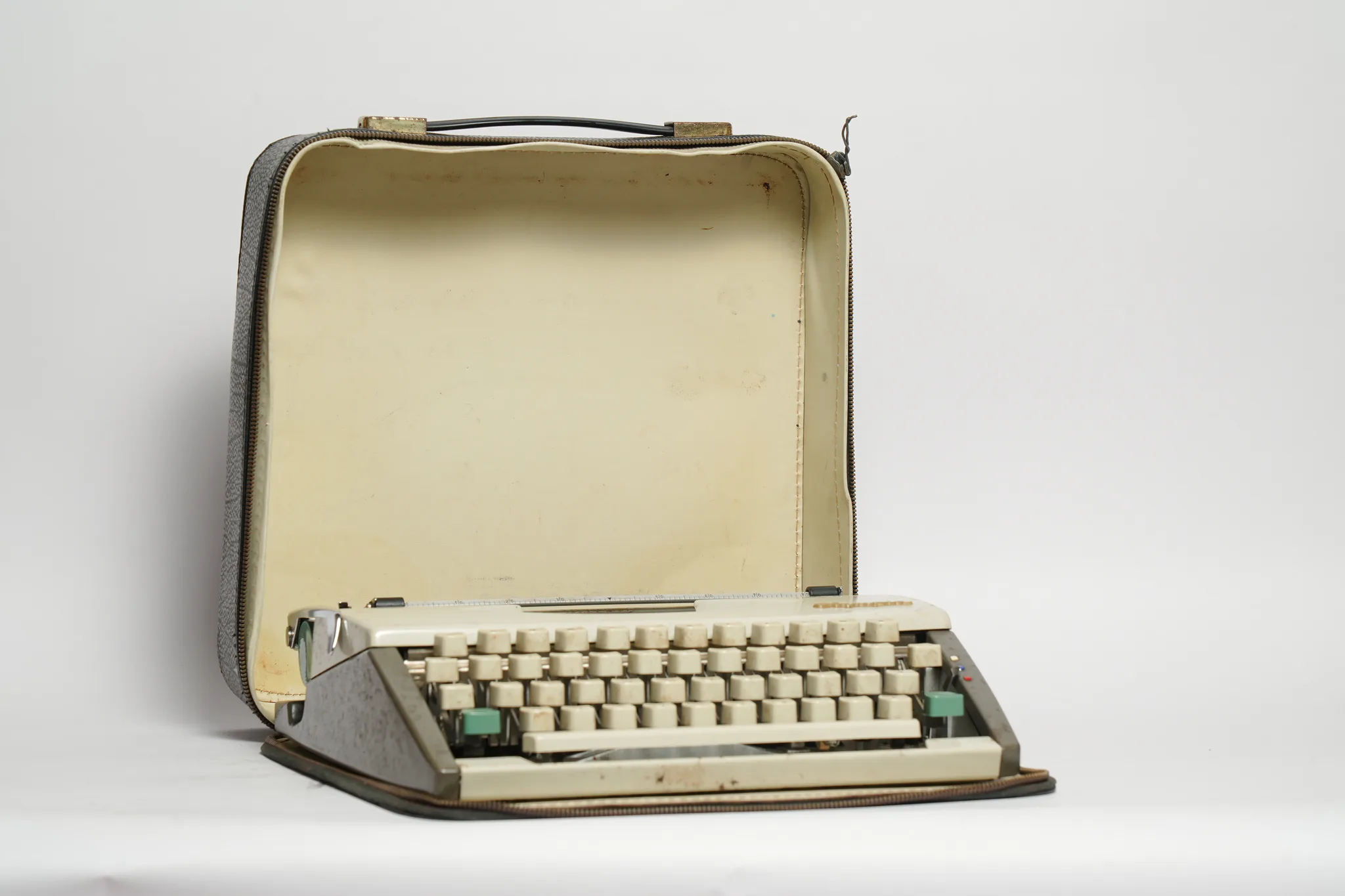 Olympia Splendid 66 De Luxe Portable Typewriter — photograph