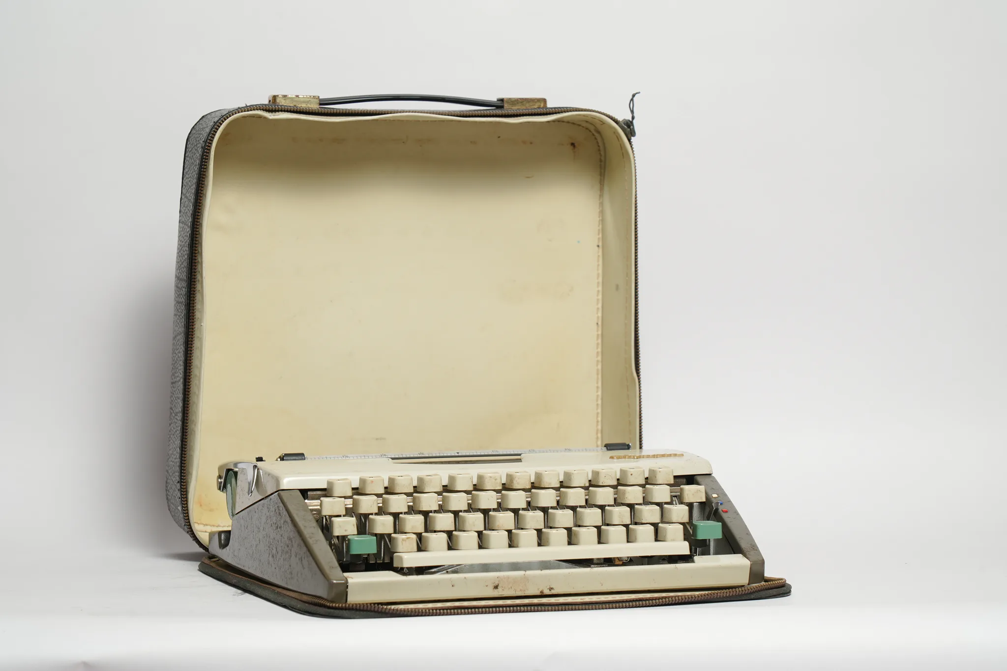 Olympia Splendid 66 De Luxe Portable Typewriter — photograph