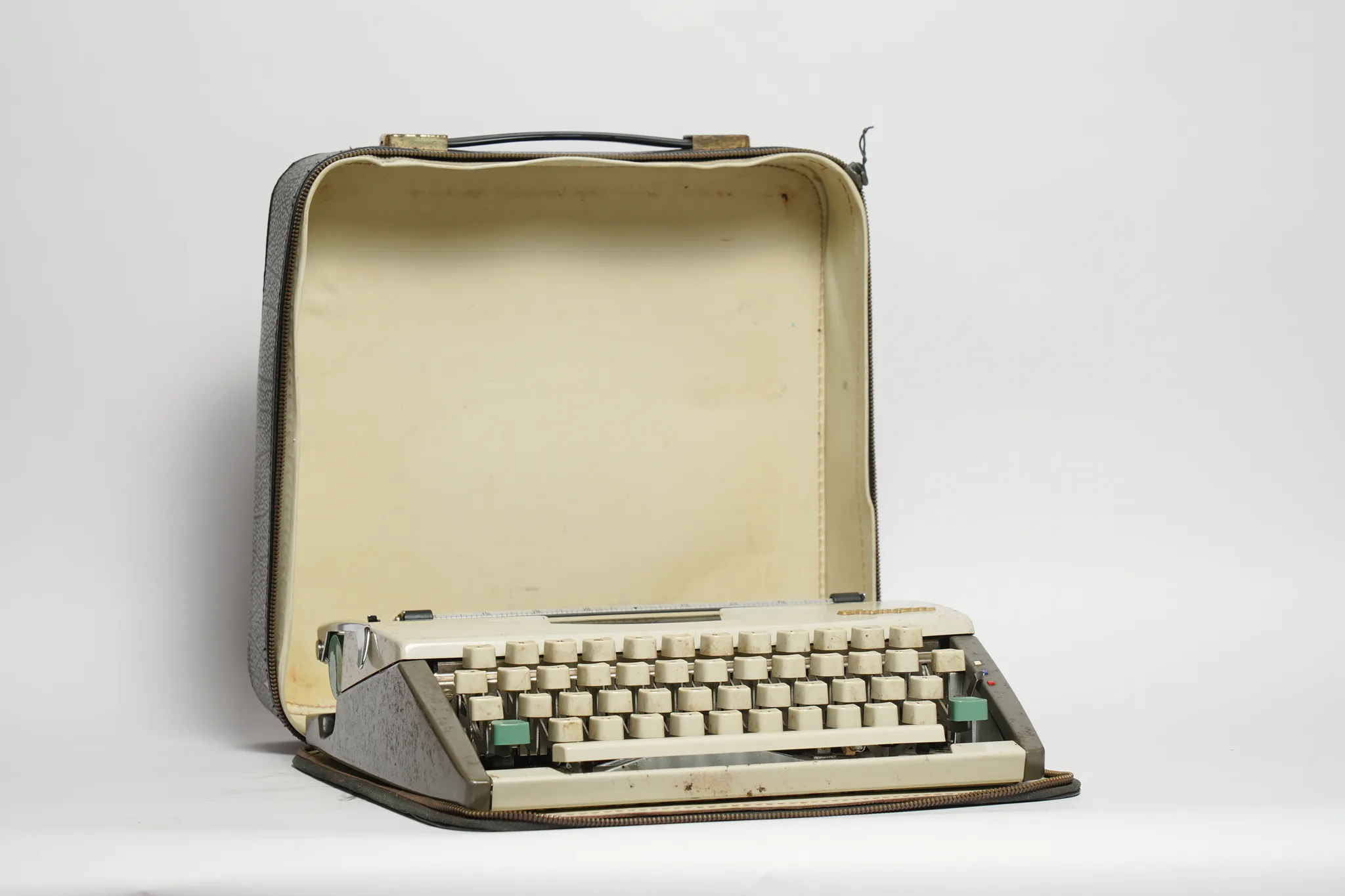 Olympia Splendid 66 De Luxe Portable Typewriter — photograph