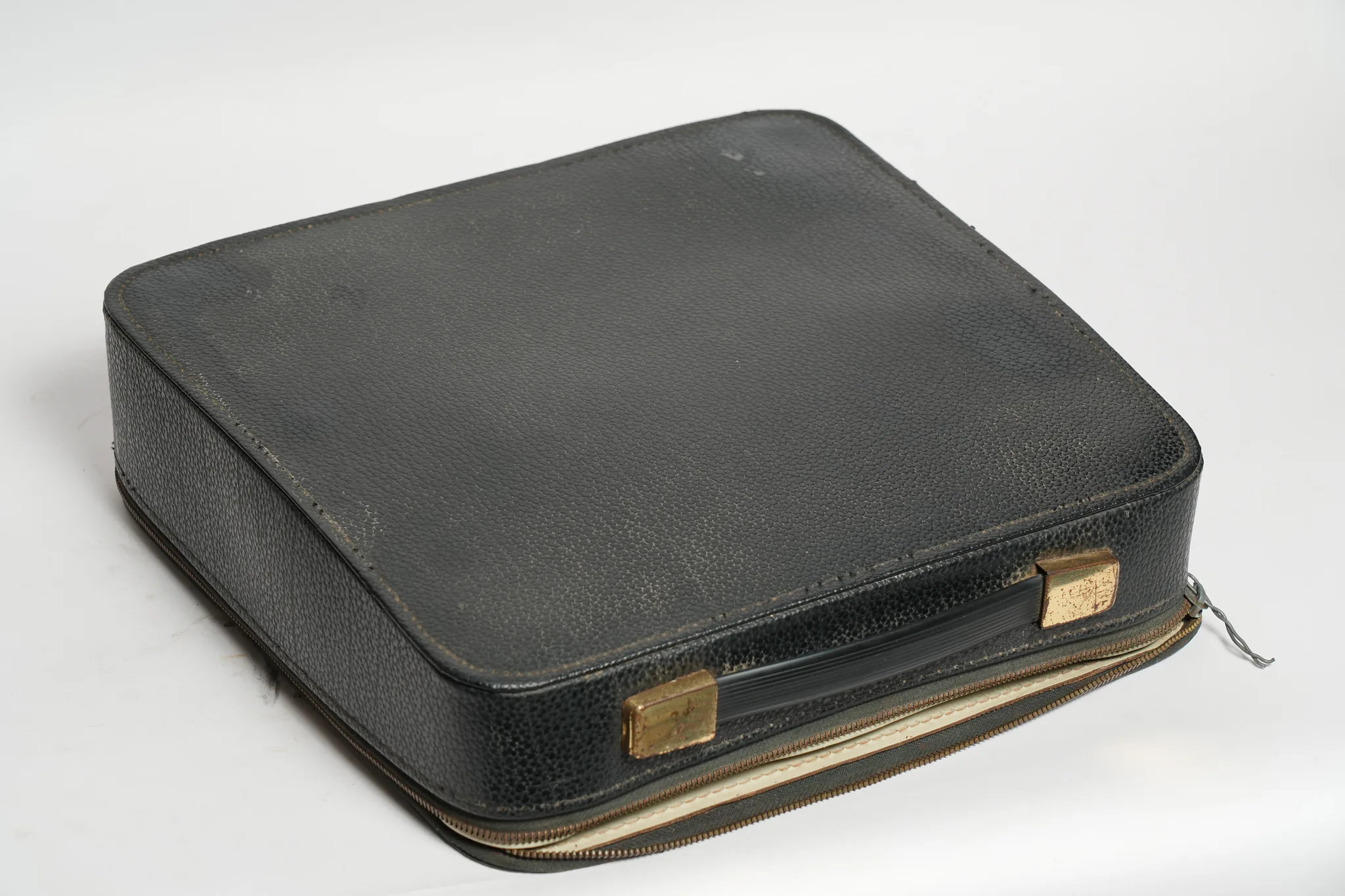 Olympia Splendid 66 De Luxe Portable Typewriter — photograph