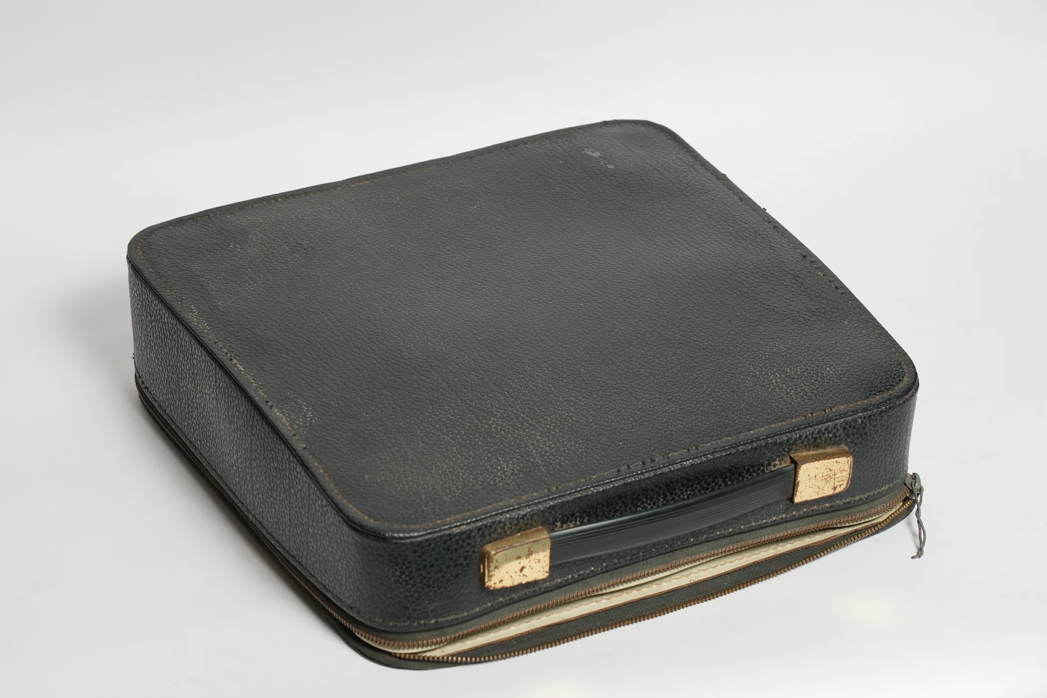 Olympia Splendid 66 De Luxe Portable Typewriter — photograph