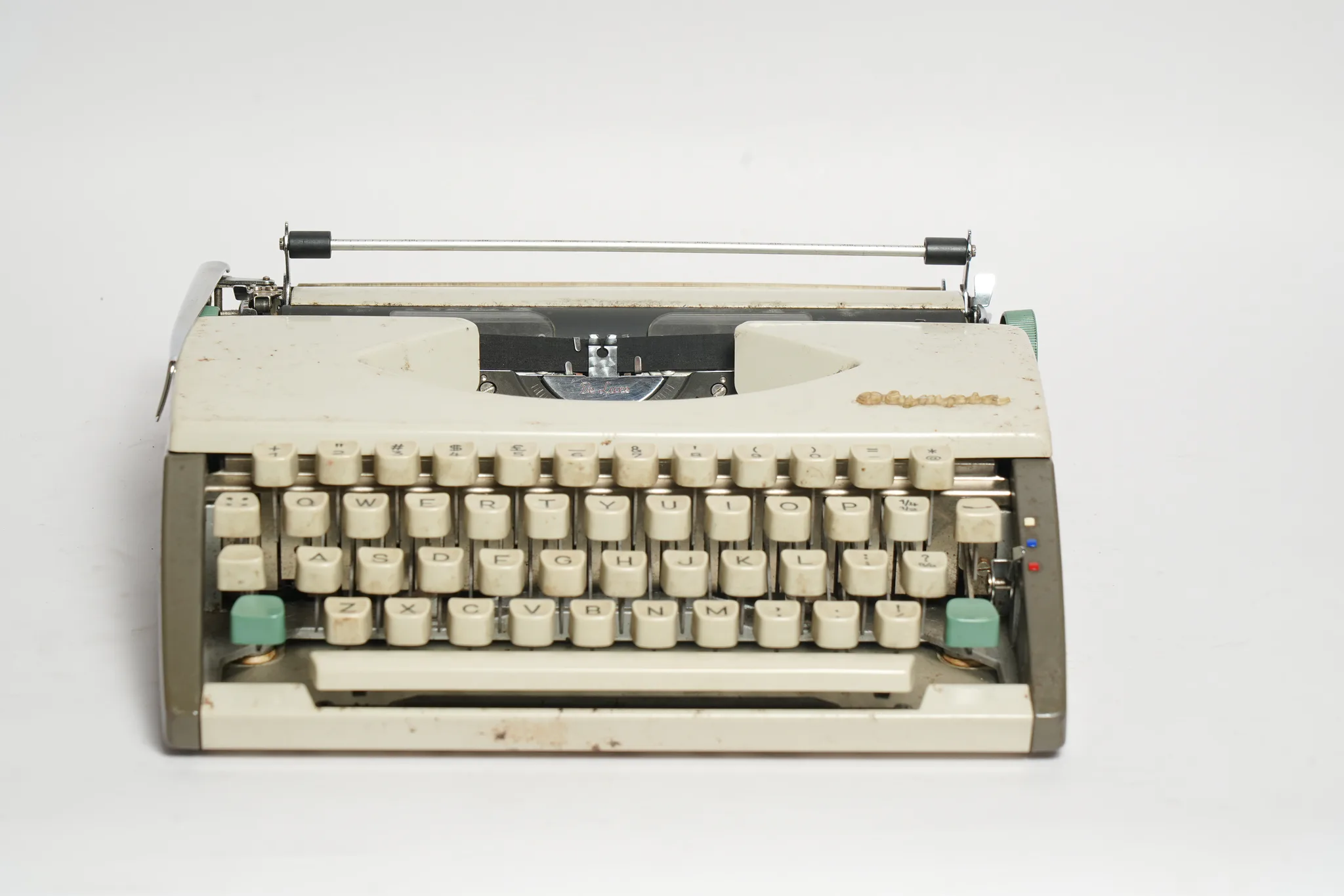 Olympia Splendid 66 De Luxe Portable Typewriter — photograph