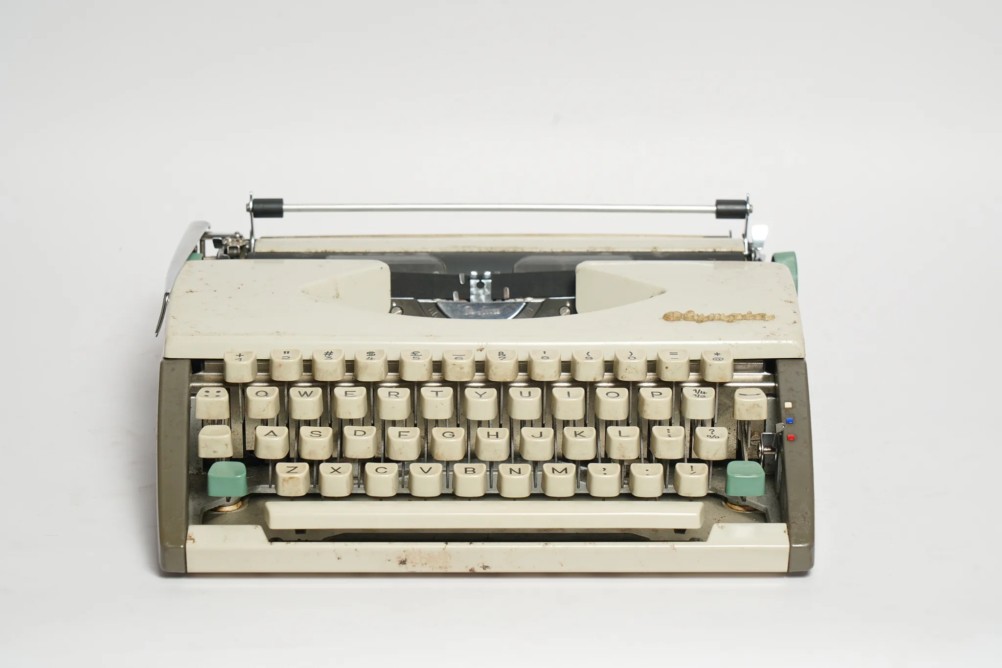 Olympia Splendid 66 De Luxe Portable Typewriter — photograph