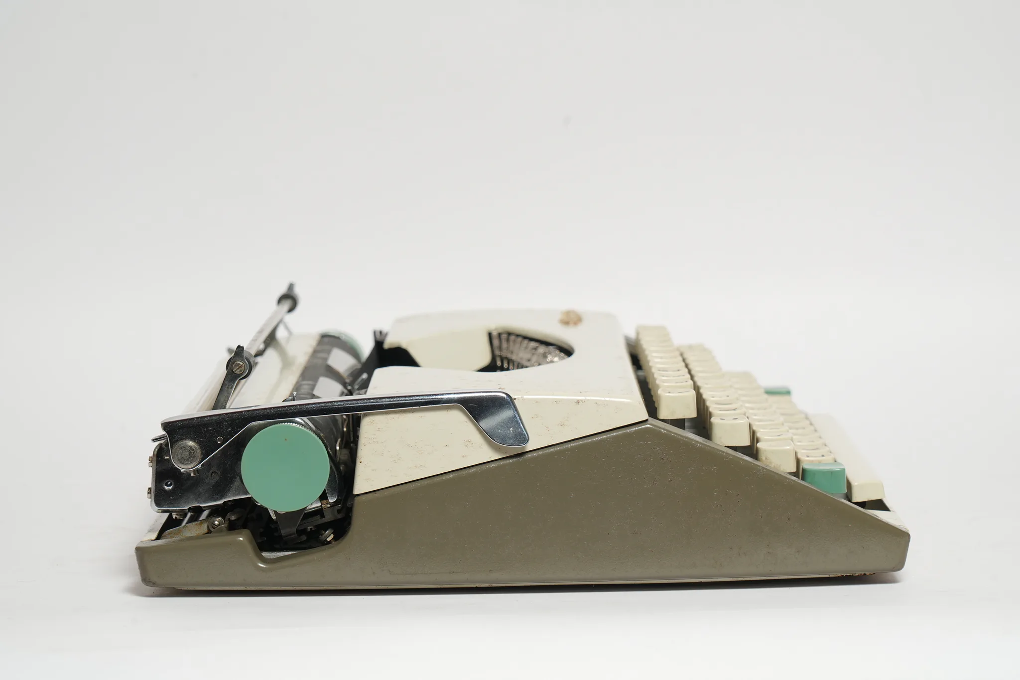 Olympia Splendid 66 De Luxe Portable Typewriter — photograph