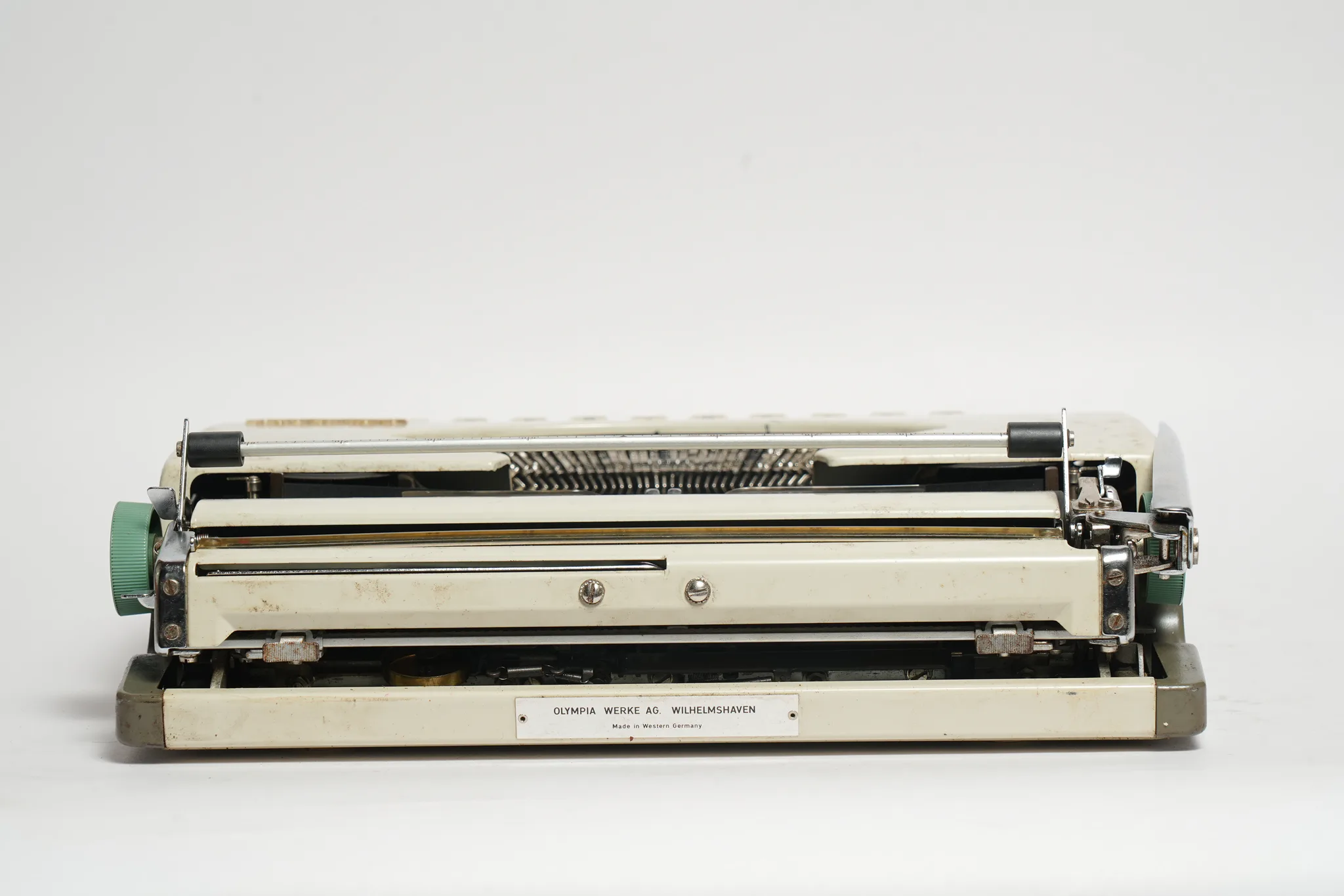 Olympia Splendid 66 De Luxe Portable Typewriter — photograph