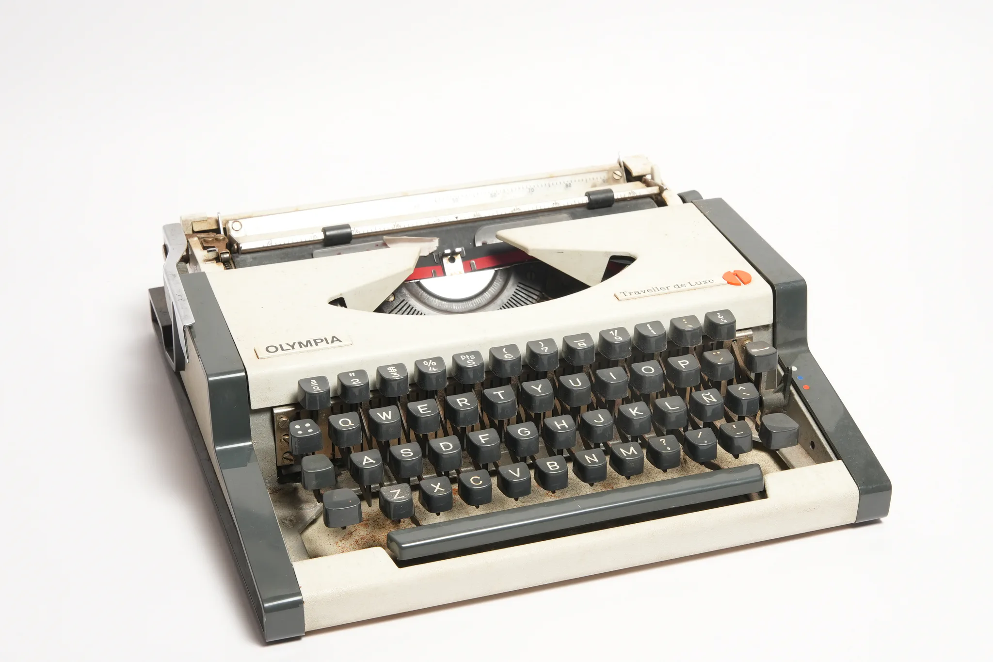 Olympia Traveller de Luxe Portable Typewriter — photograph