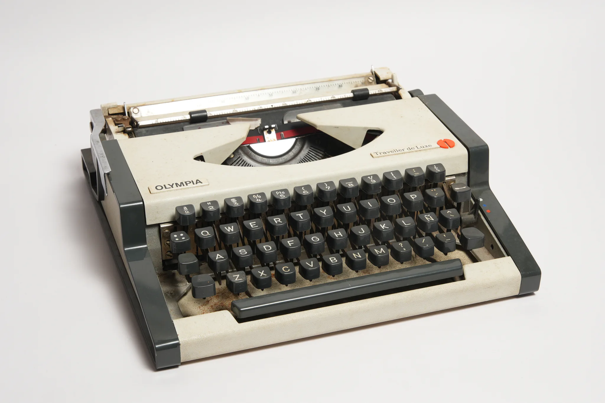 Olympia Traveller de Luxe Portable Typewriter — photograph