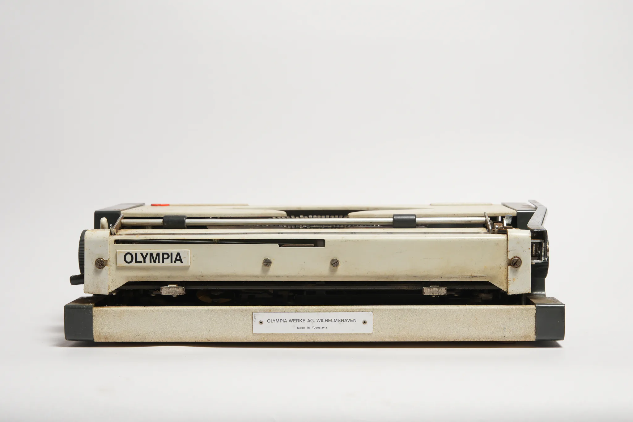 Olympia Traveller de Luxe Portable Typewriter — photograph