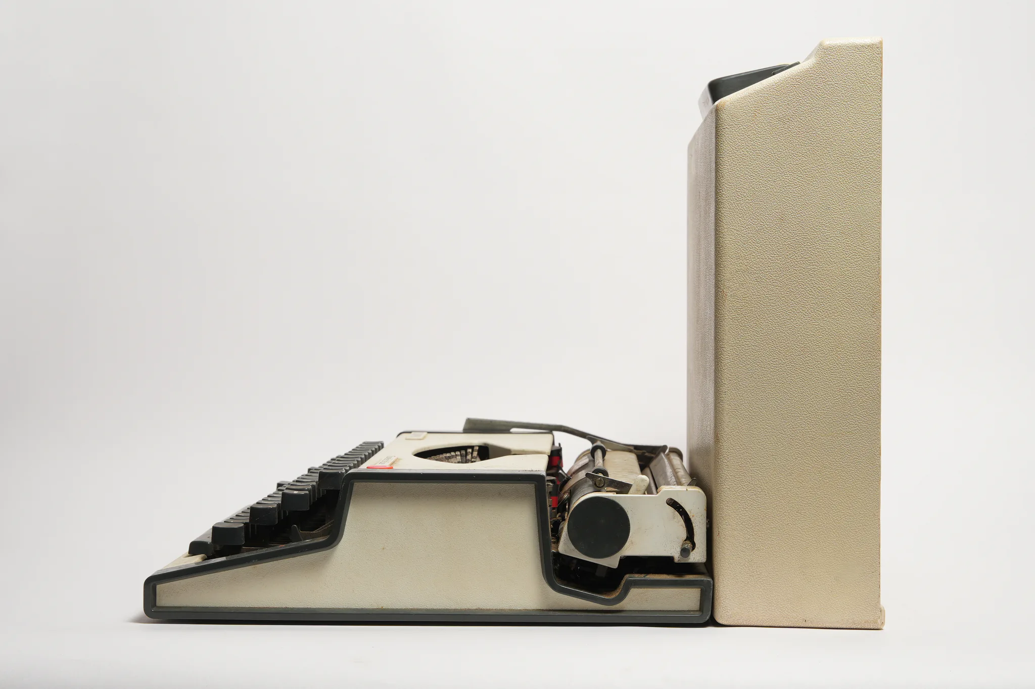 Olympia Traveller de Luxe Portable Typewriter — photograph