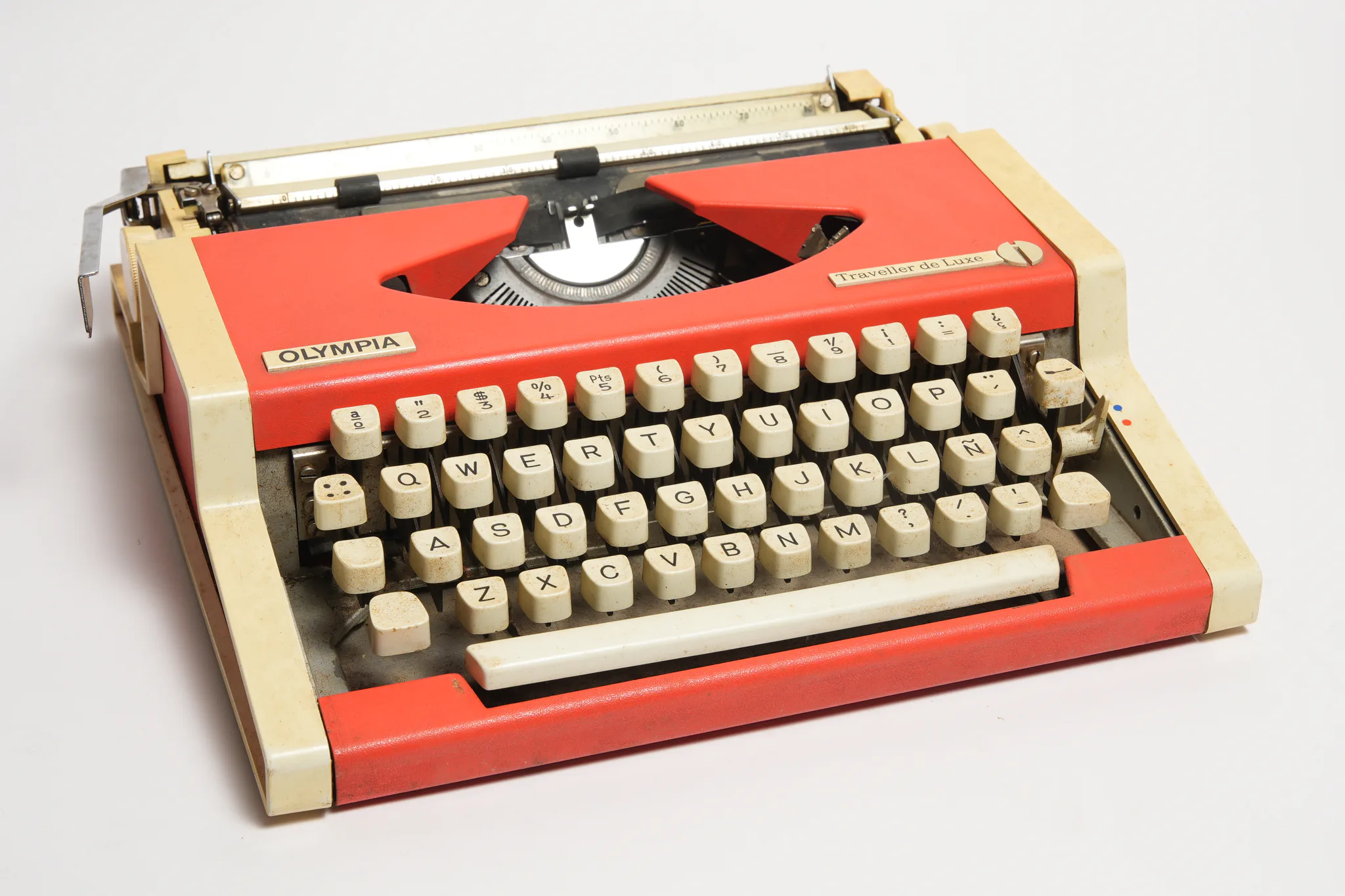 Olympia Traveller de Luxe Portable Typewriter — photograph