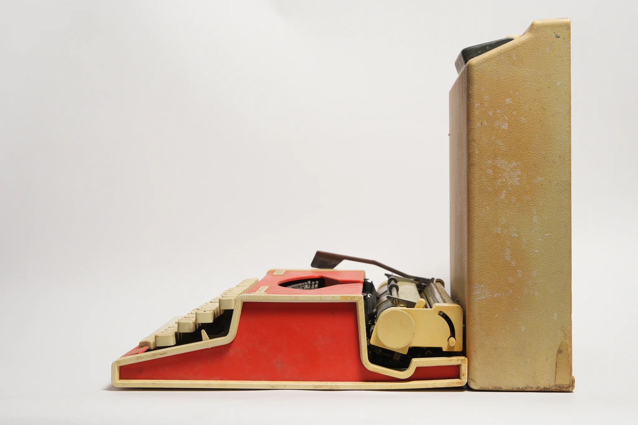 Olympia Traveller de Luxe Portable Typewriter — photograph