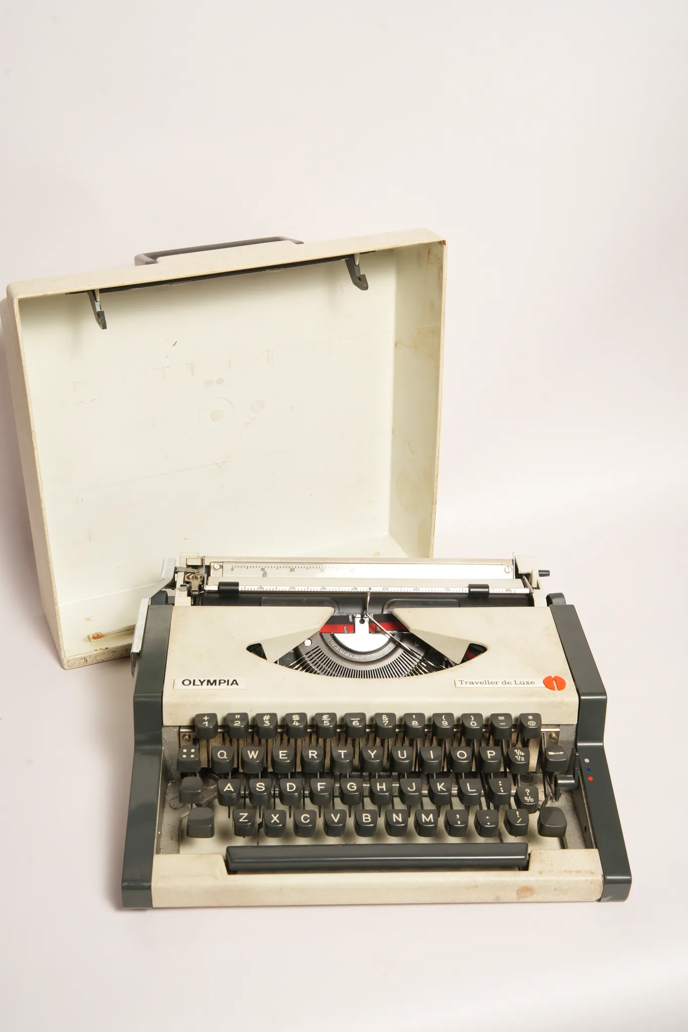 Olympia Traveller de Luxe Portable Typewriter — photograph