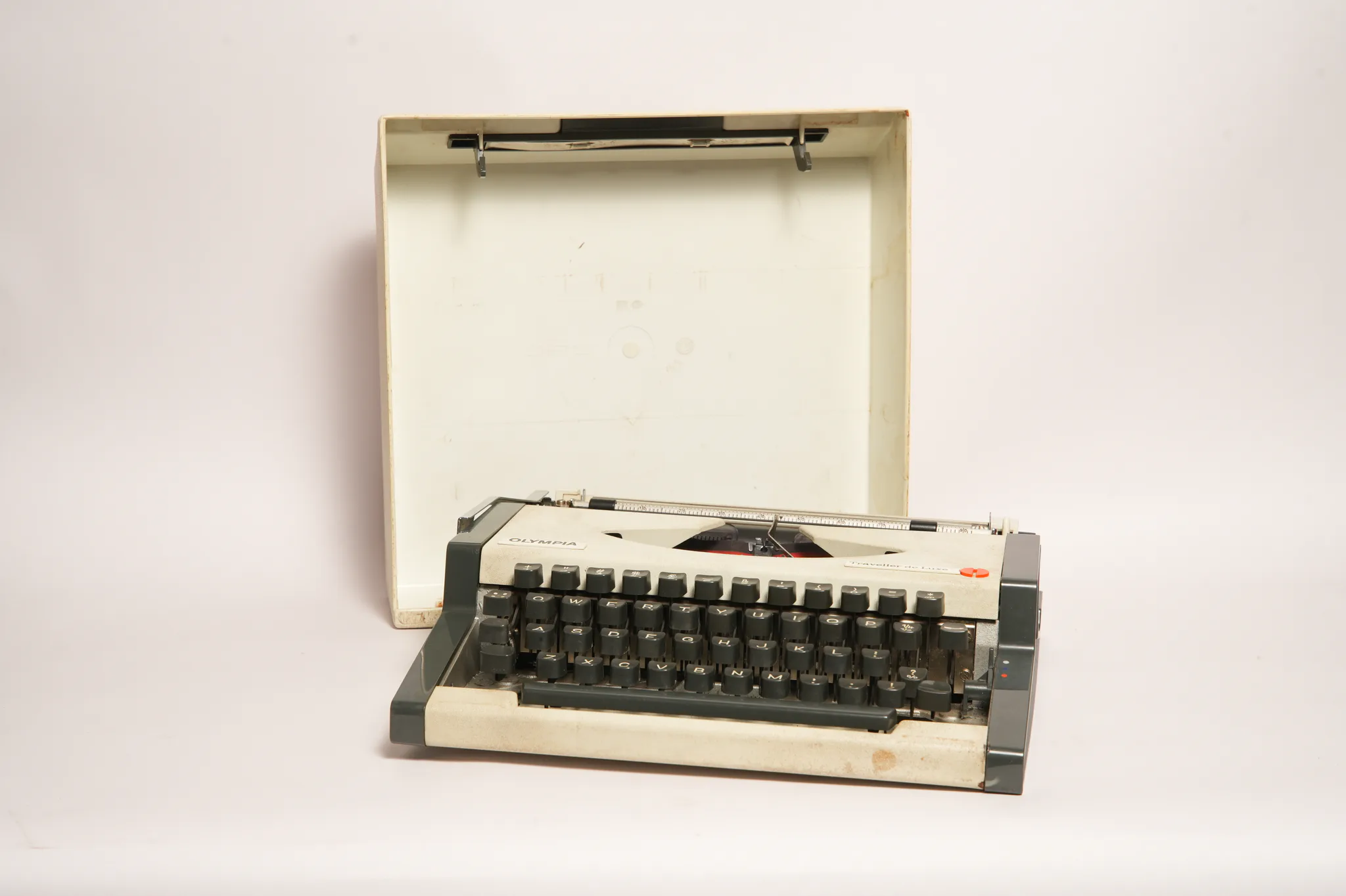 Olympia Traveller de Luxe Portable Typewriter — photograph