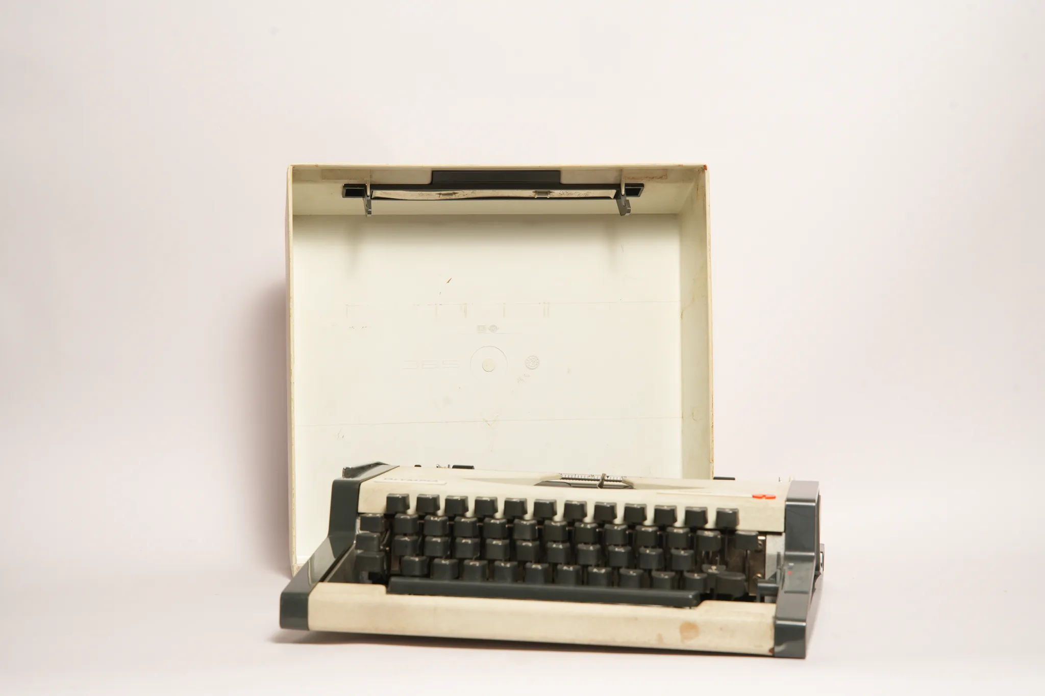 Olympia Traveller de Luxe Portable Typewriter — photograph