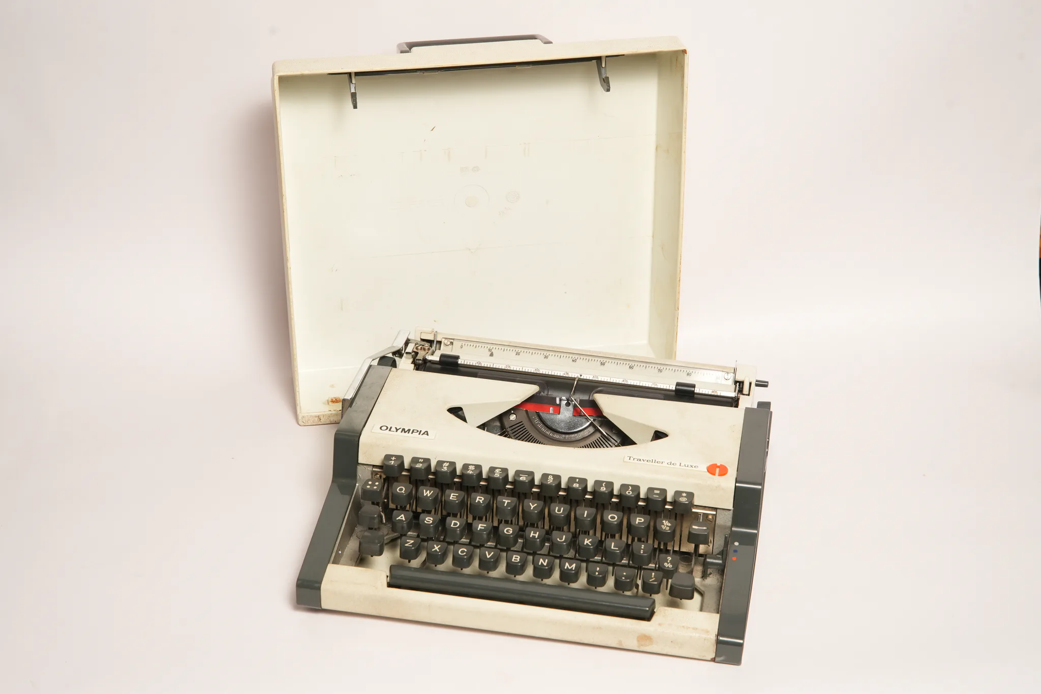 Olympia Traveller de Luxe Portable Typewriter — photograph