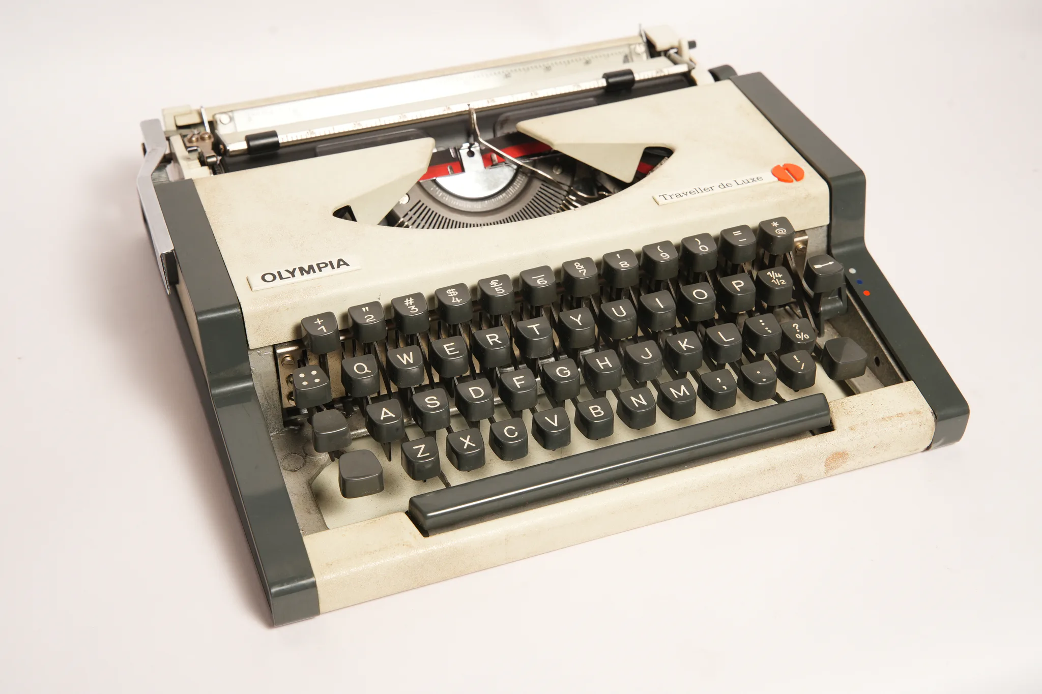 Olympia Traveller de Luxe Portable Typewriter