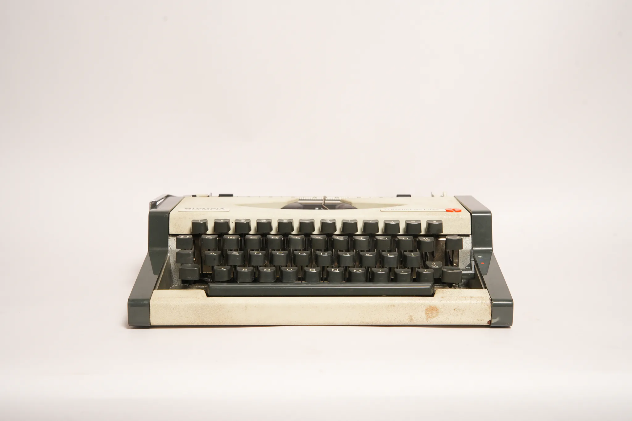 Olympia Traveller de Luxe Portable Typewriter — photograph