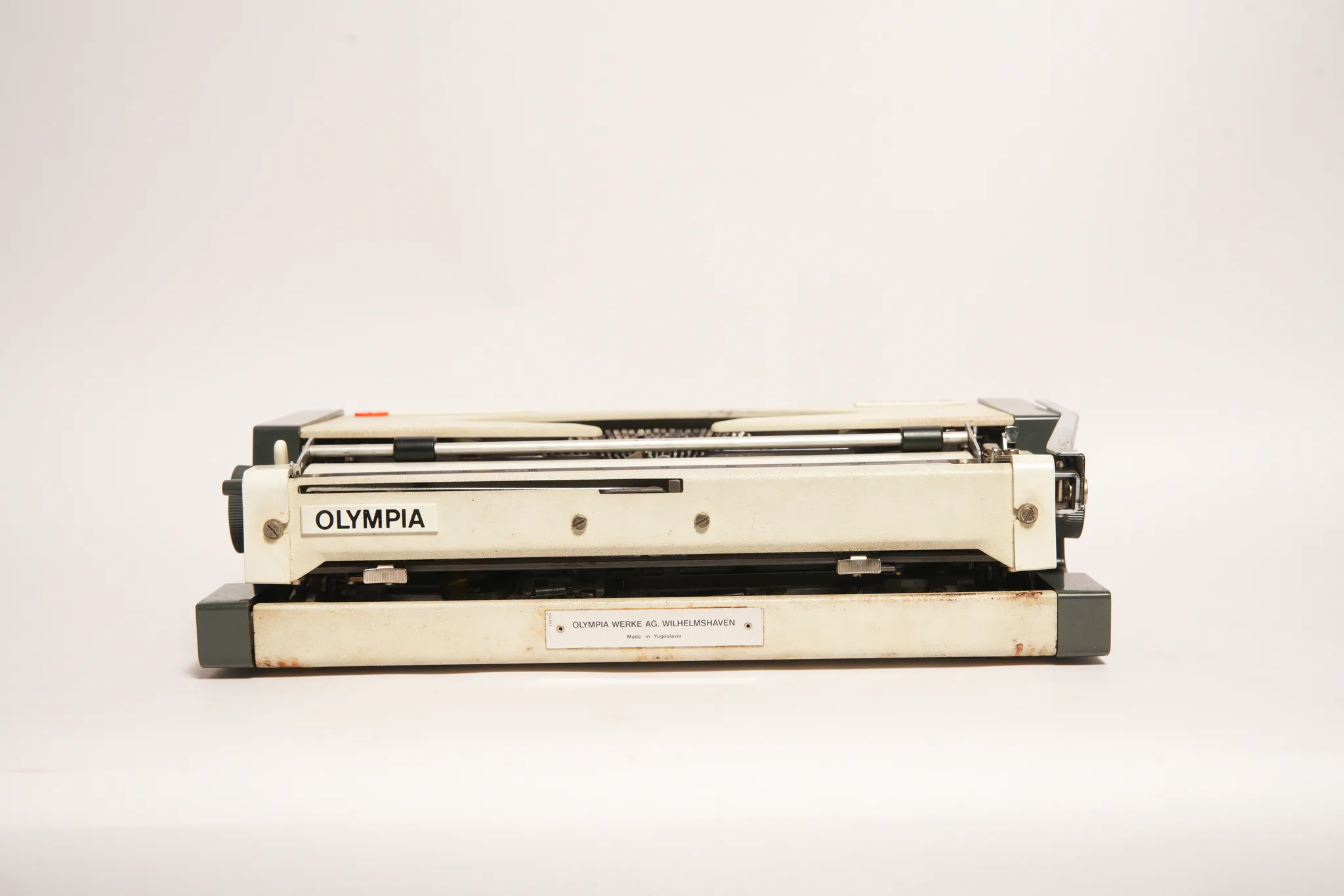 Olympia Traveller de Luxe Portable Typewriter — photograph
