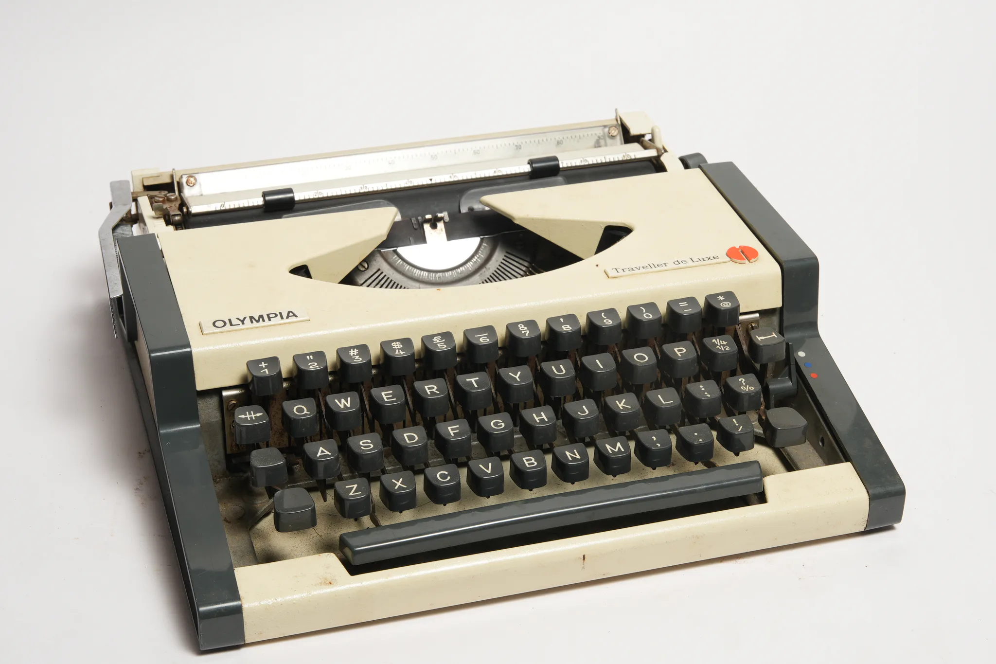 Olympia Traveller de Luxe Portable Typewriter — photograph