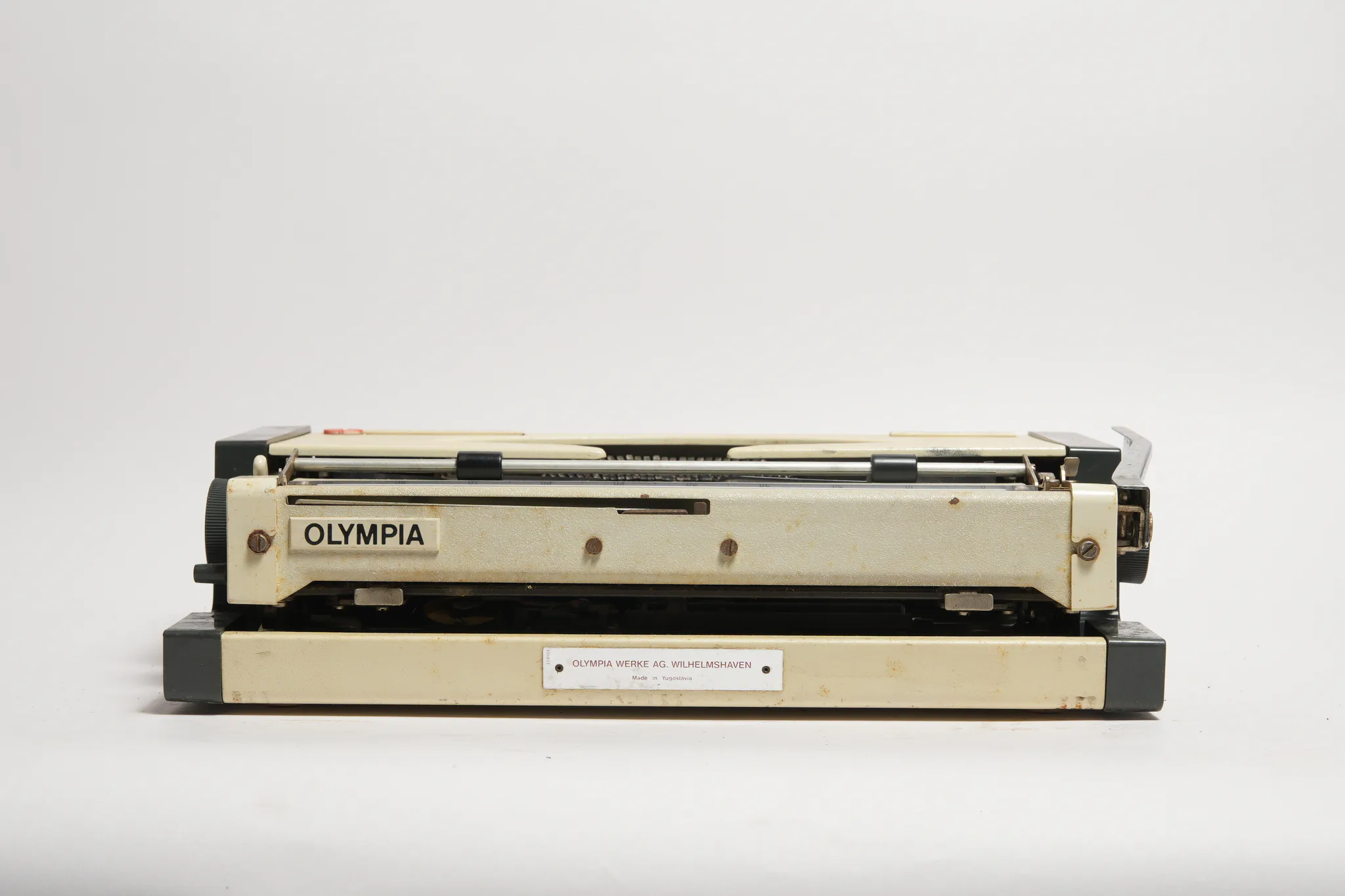 Olympia Traveller de Luxe Portable Typewriter — photograph