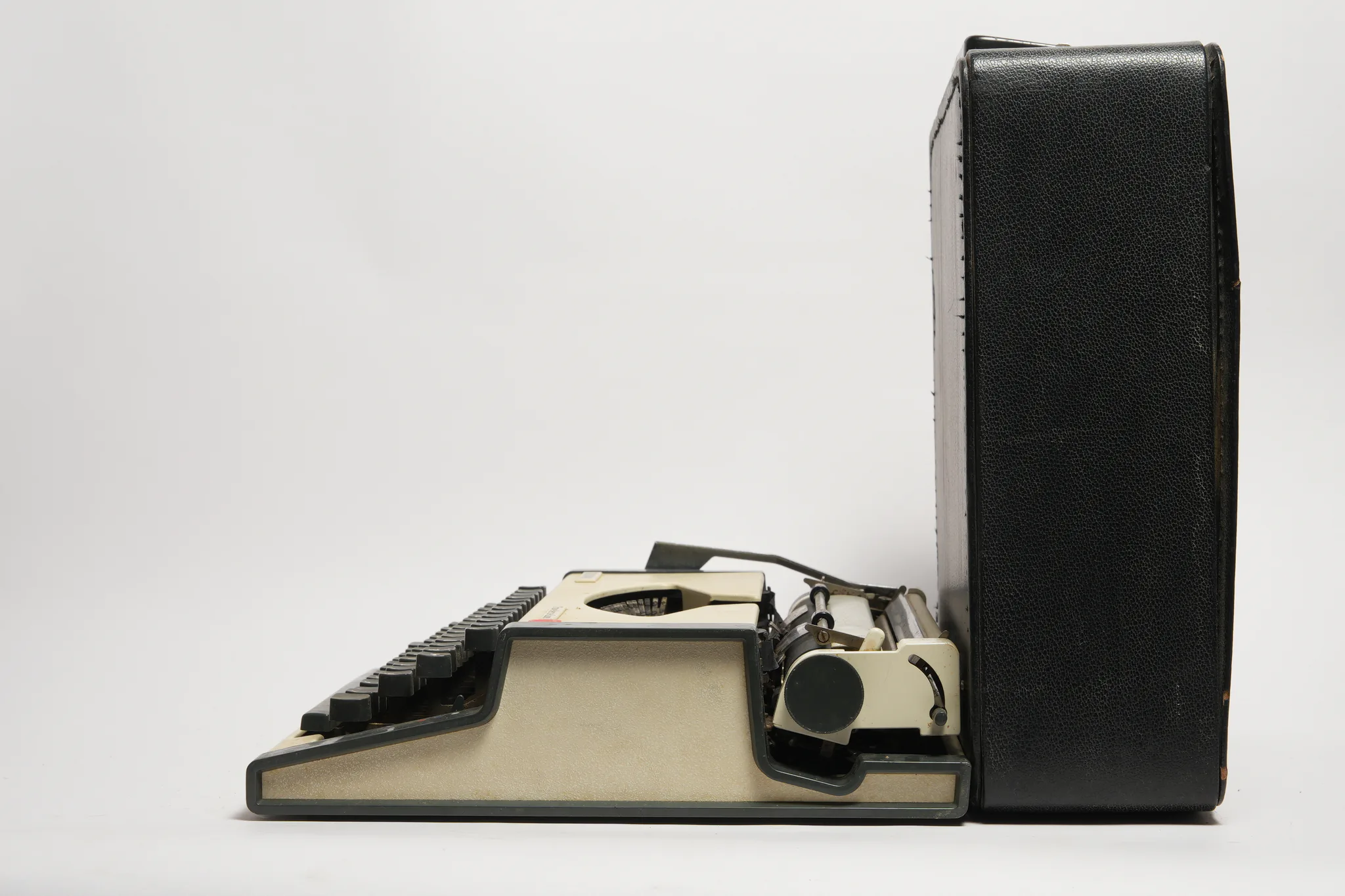 Olympia Traveller de Luxe Portable Typewriter — photograph