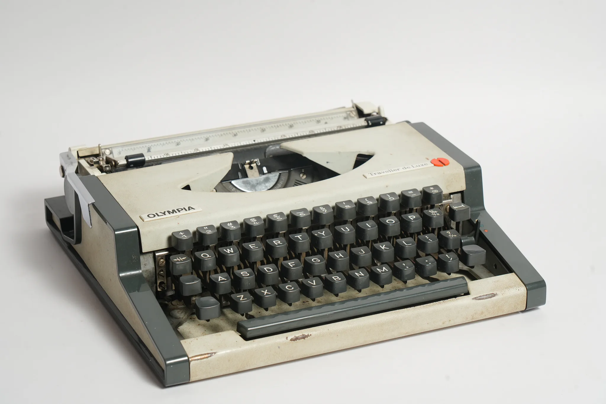 Olympia Traveller de Luxe Typewriter with Case