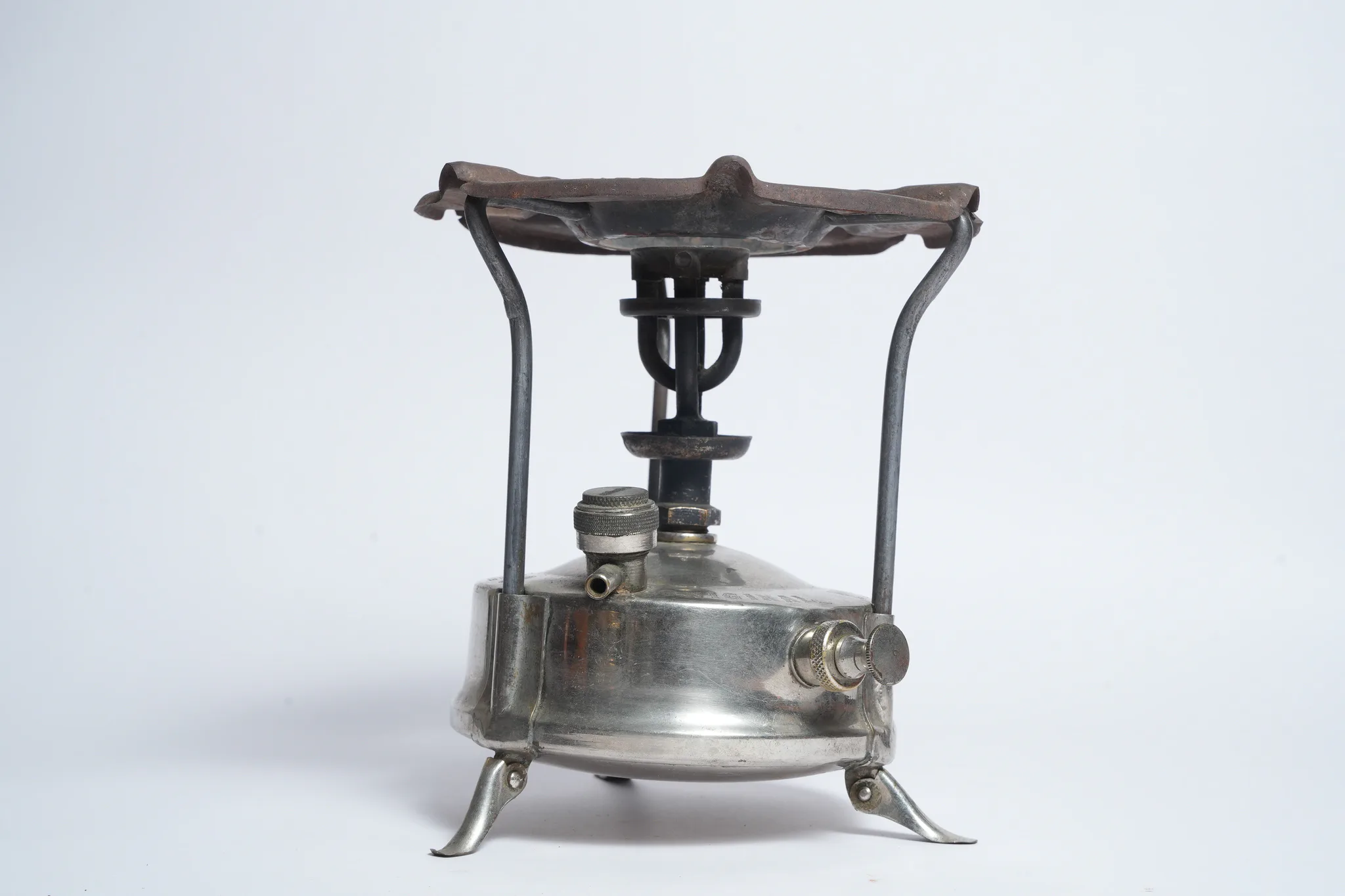 Original Universal Kerosene Pressure Camp Stove — photograph 1