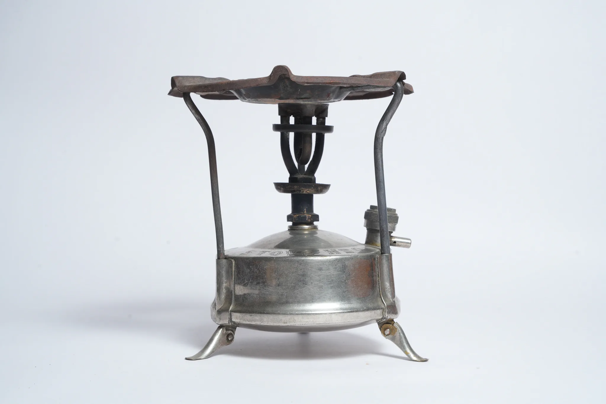 Original Universal Kerosene Pressure Camp Stove — photograph 2