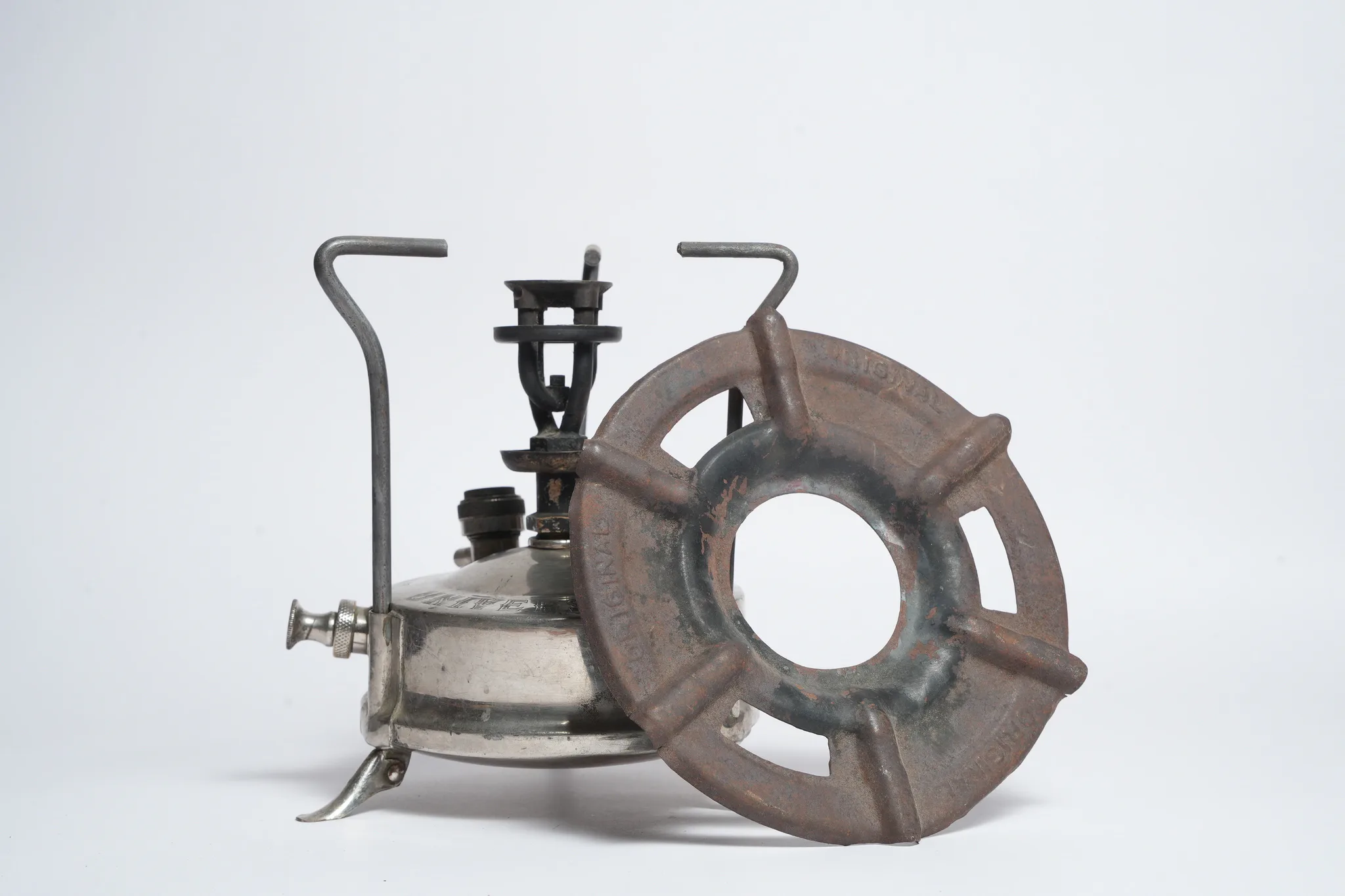 Original Universal Kerosene Pressure Camp Stove — photograph 3
