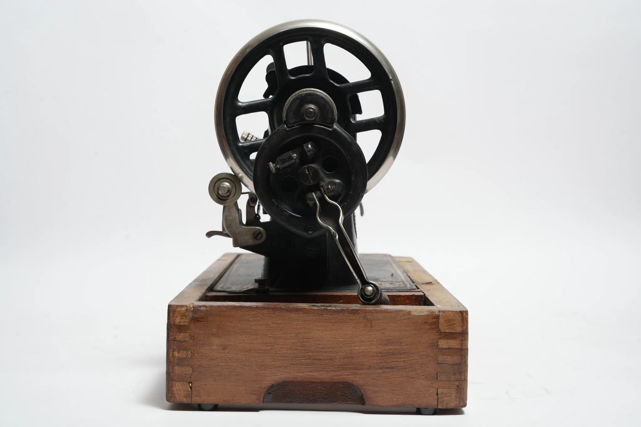 Pfaff 31 Hand-Crank Sewing Machine with Bentwood Case — photograph 3