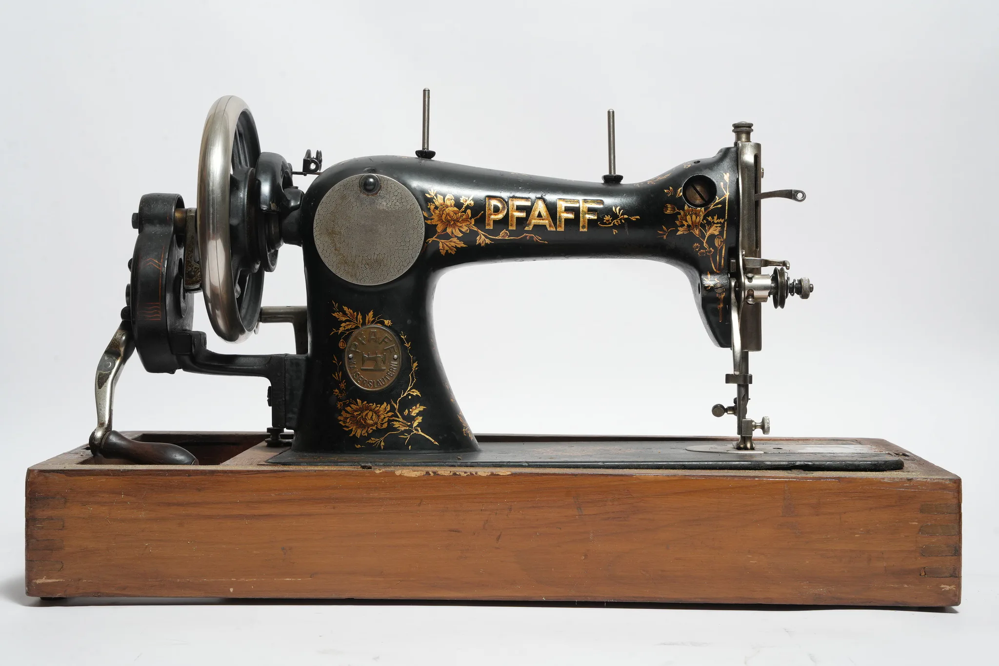 Pfaff 31 Hand-Crank Sewing Machine with Bentwood Case — photograph 4