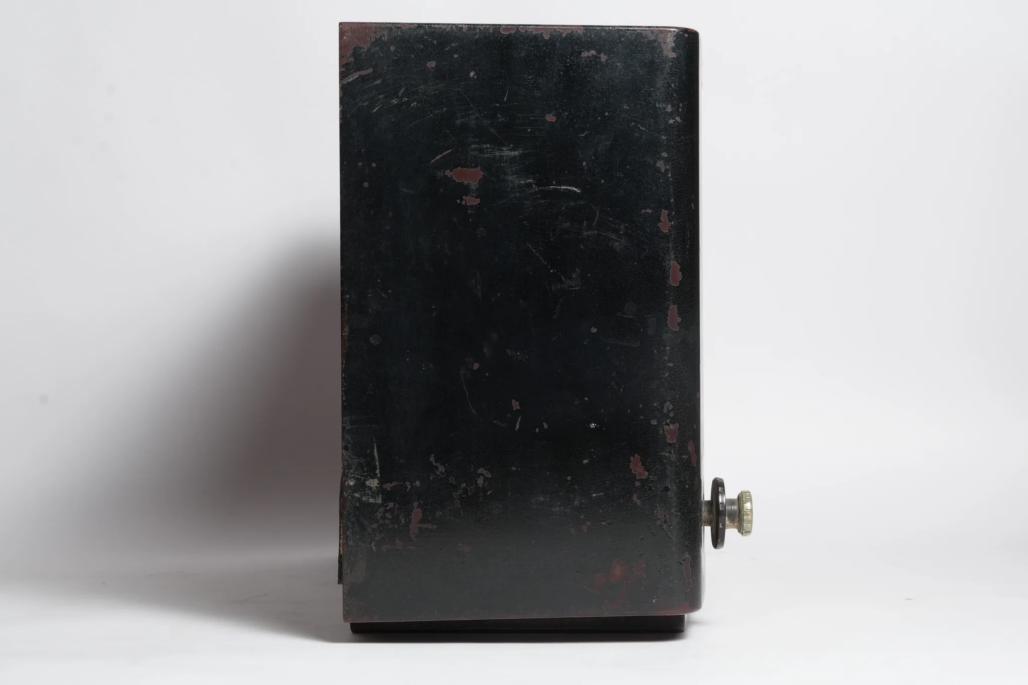 Philips 680A Shortwave Tabletop Tube Radio — photograph 2
